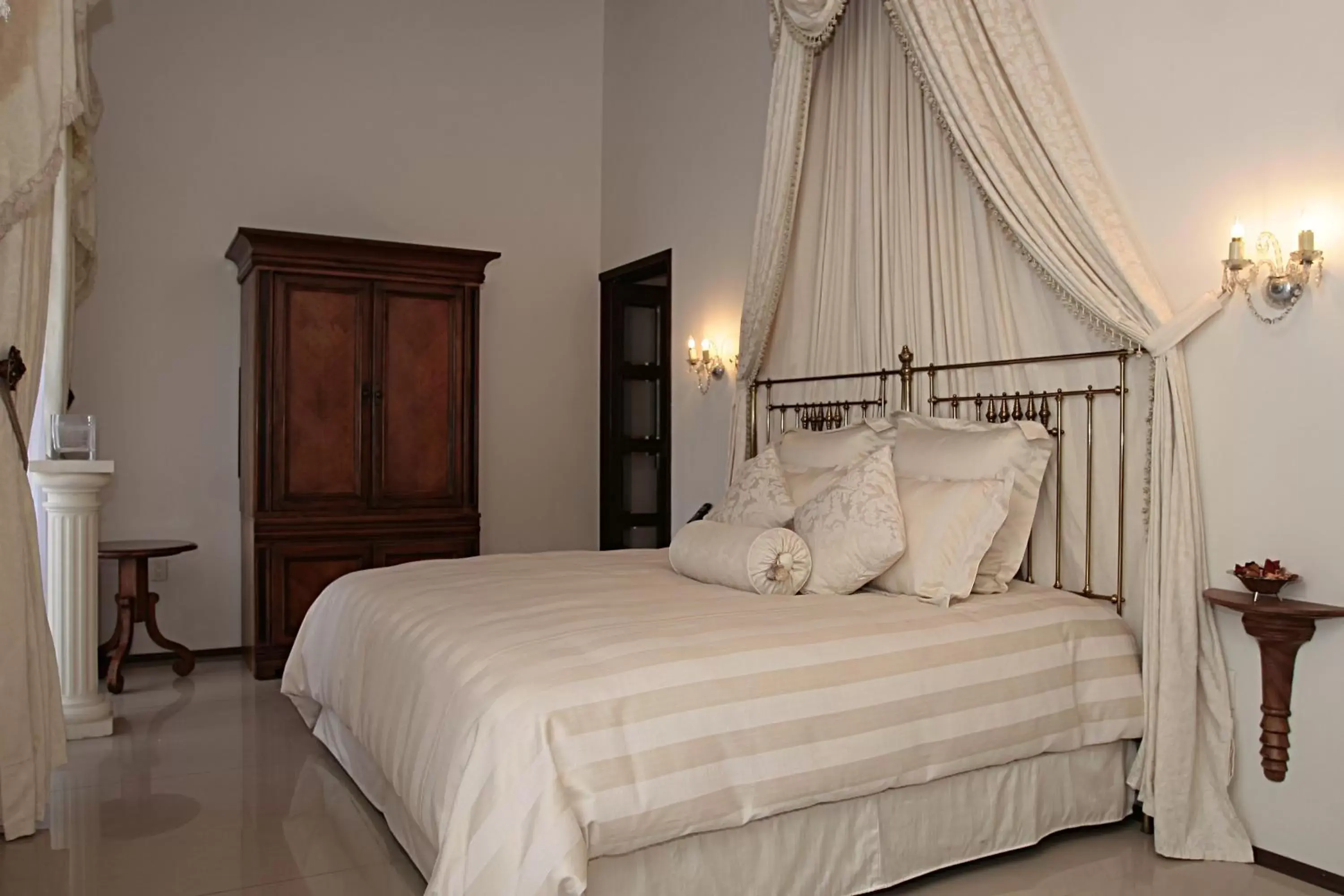 Photo of the whole room, Bed in Palacio Borghese Hotel Boutique - Adults Only