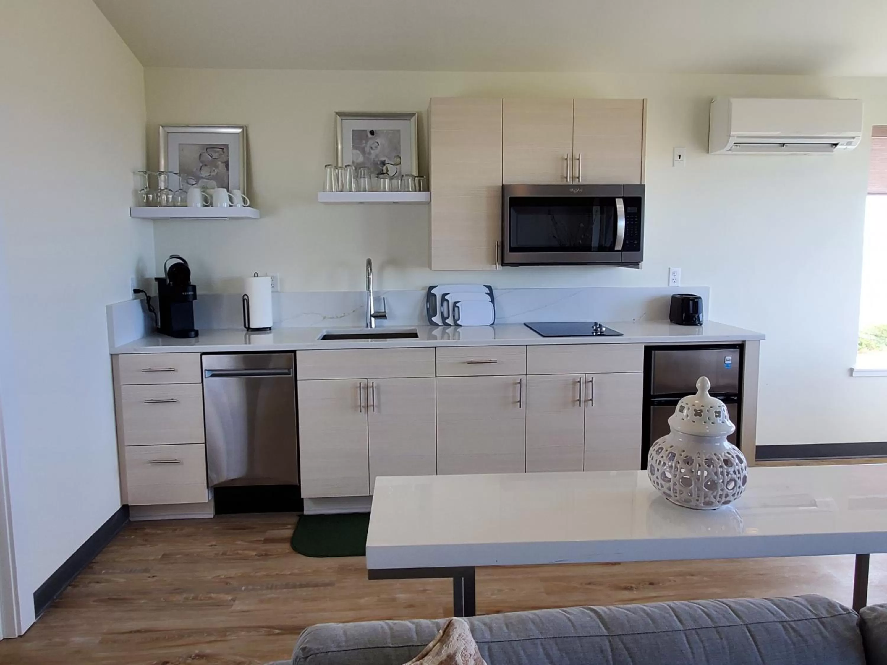 Coffee/tea facilities, Kitchen/Kitchenette in Moonstone Beach Motel