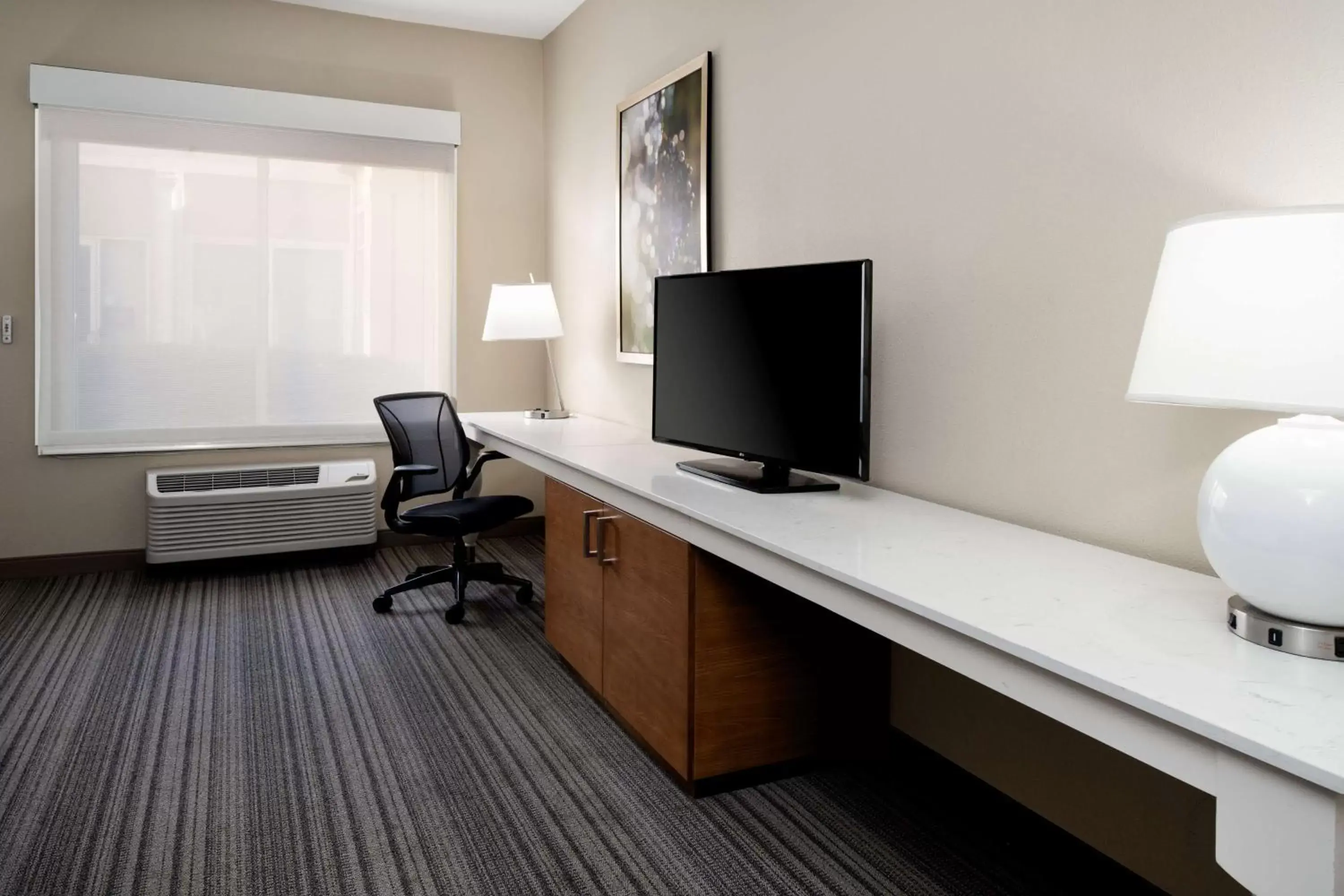 Bedroom, TV/Entertainment Center in Hilton Garden Inn Roseville