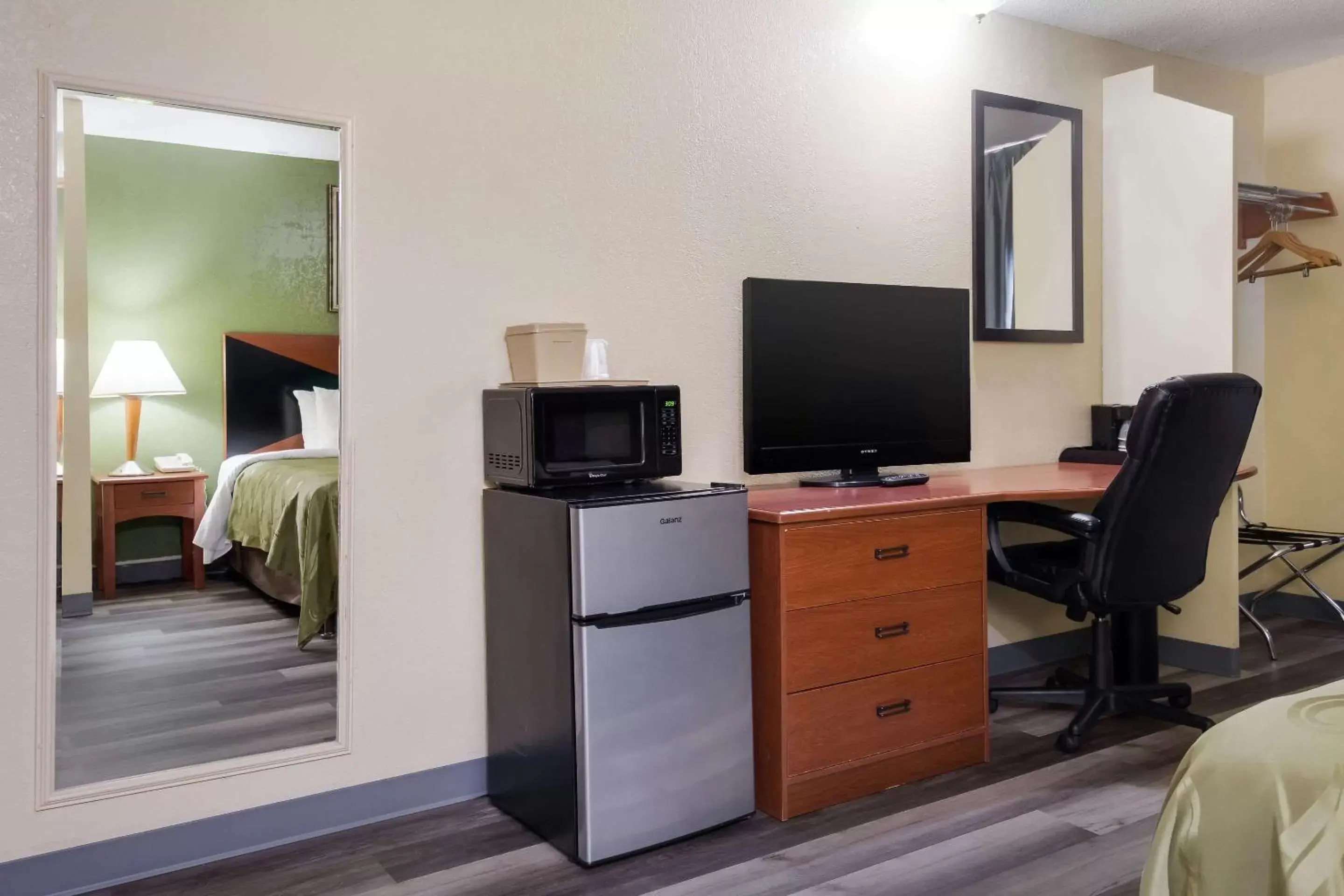 Bedroom, TV/Entertainment Center in Quality Inn Baytown - Houston East