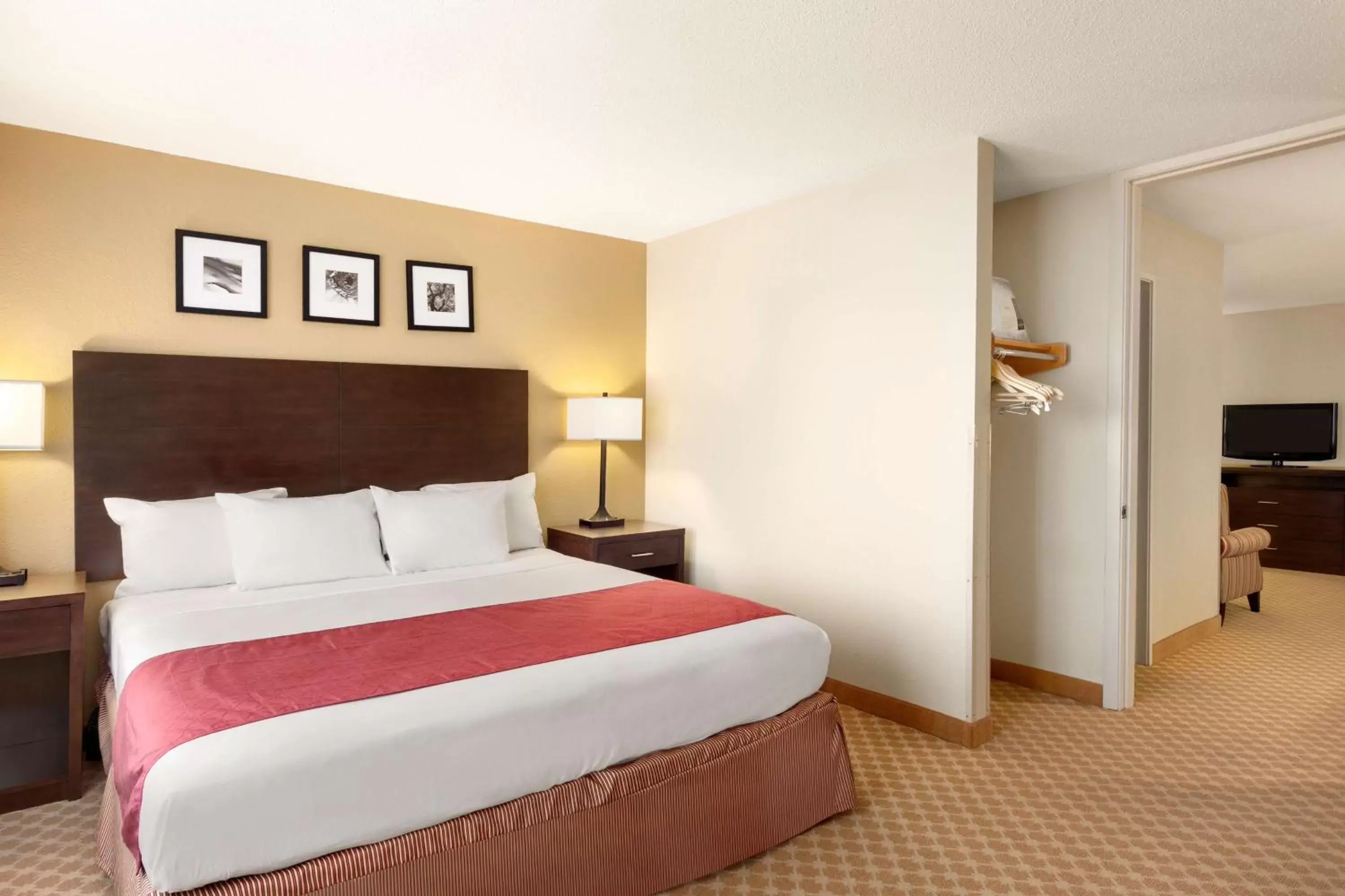 Photo of the whole room, Bed in Country Inn & Suites by Radisson, Coon Rapids, MN