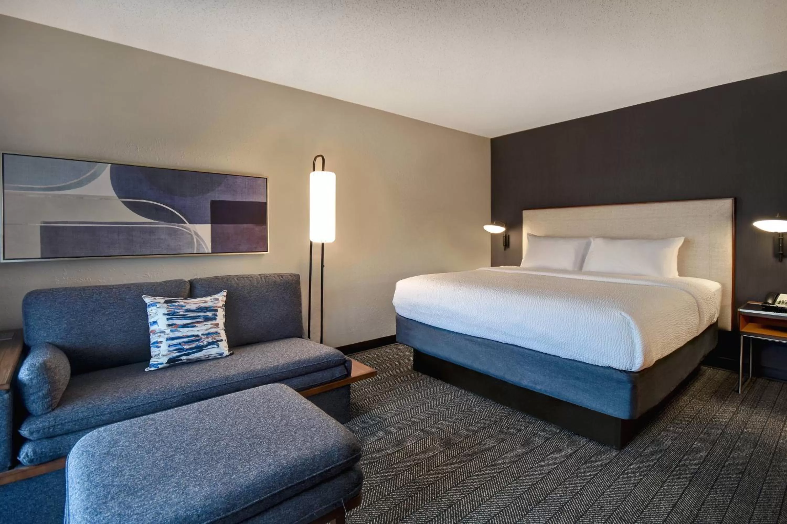 Photo of the whole room, Bed in Courtyard by Marriott Cincinnati Airport