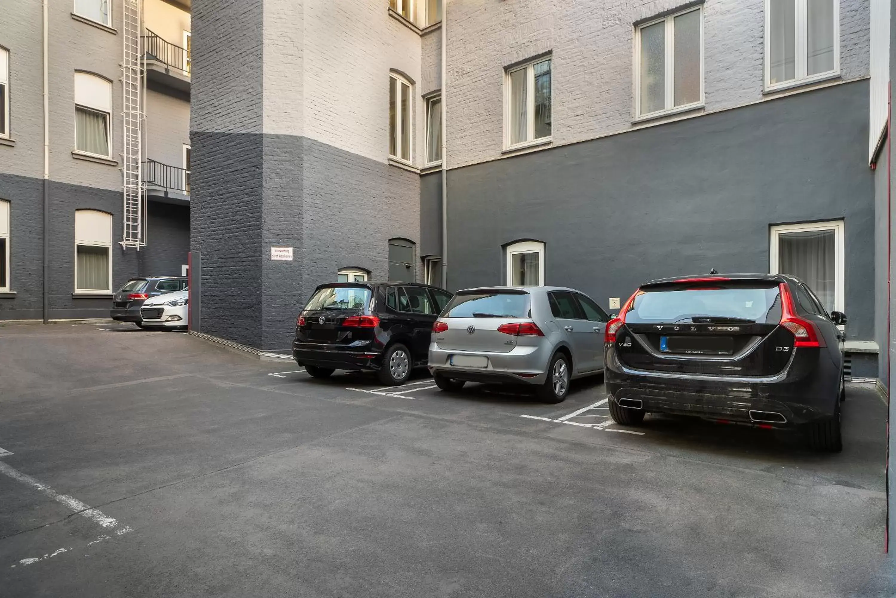 Parking, Property Building in Novum Hotel Leonet Köln Altstadt