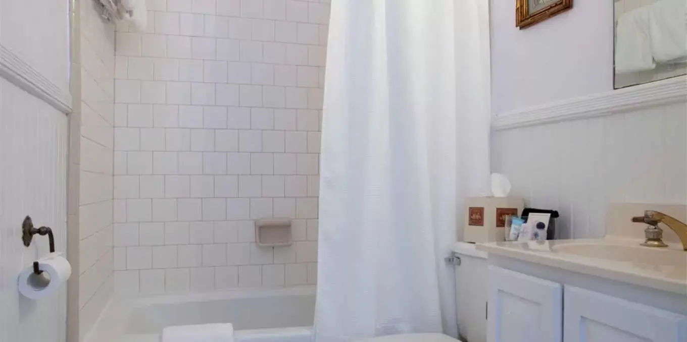 Bathroom, Kitchen/Kitchenette in Forsyth Park Inn