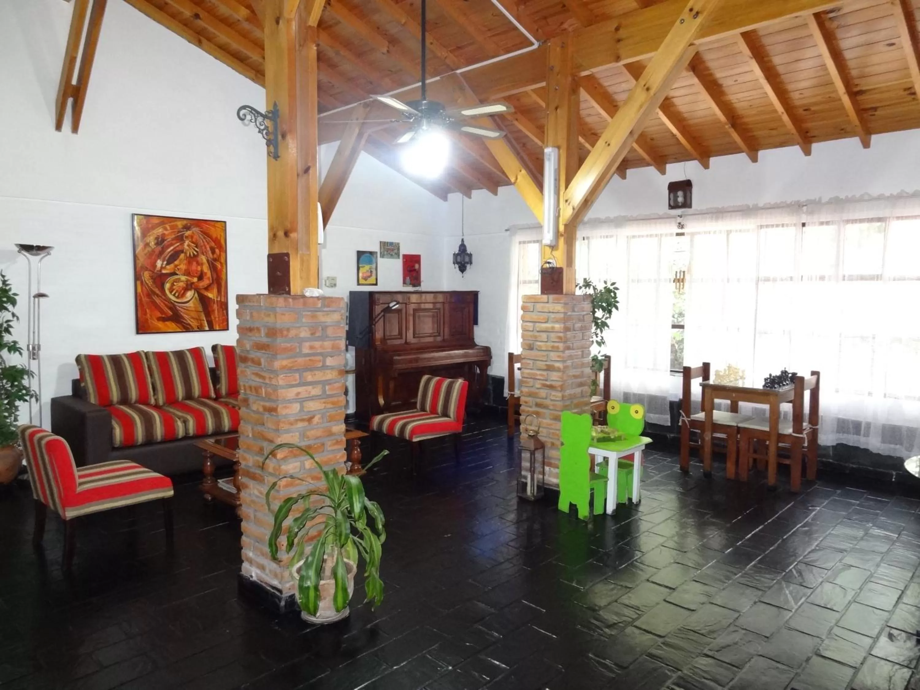 Communal lounge/ TV room in Hostería Lida