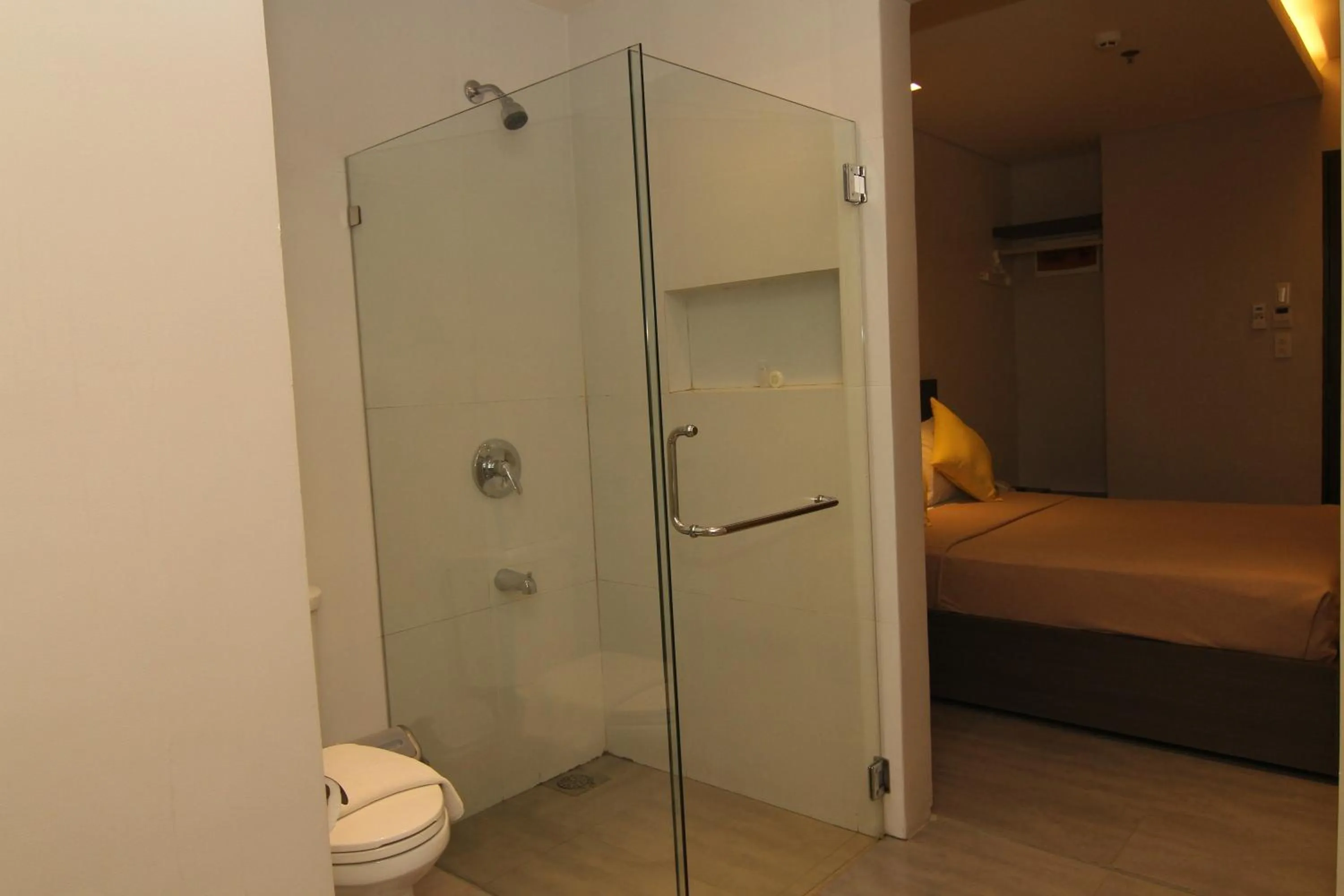 Bathroom, Bed in Mabolo Royal Hotel