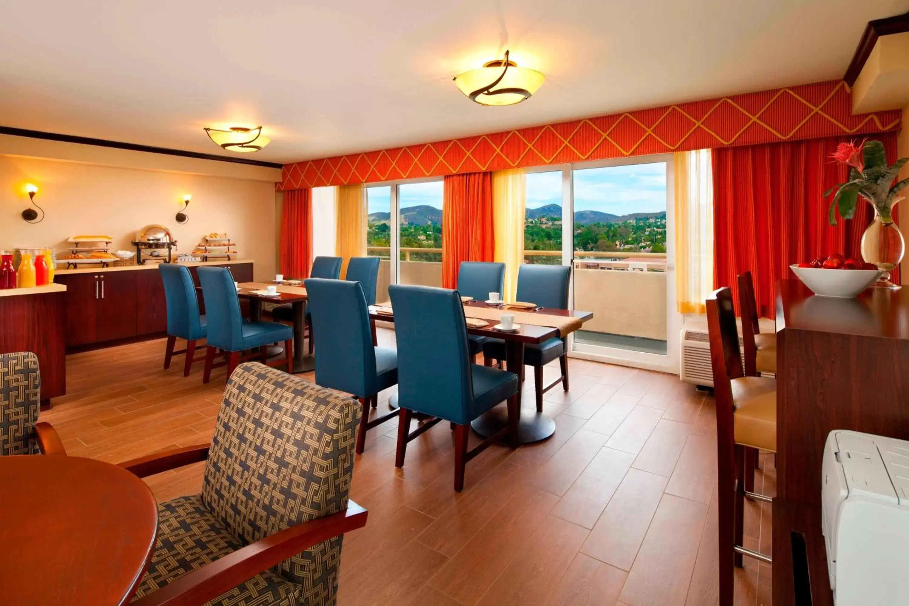 Lounge or bar, Restaurant/Places to Eat in Sheraton Agoura Hills Hotel