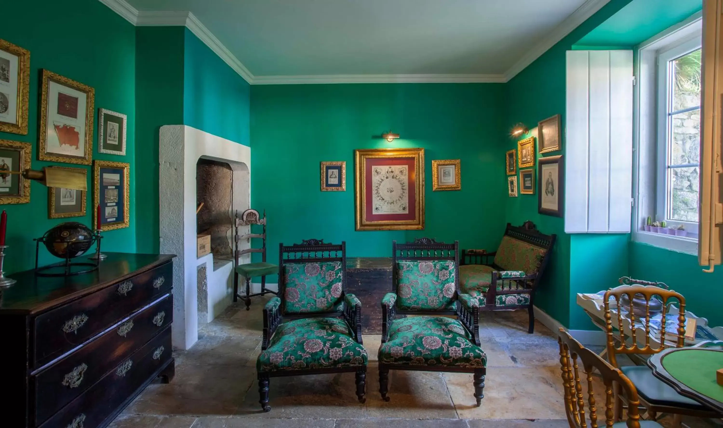 Communal lounge/ TV room, Seating Area in Palácio de Sintra Boutique House