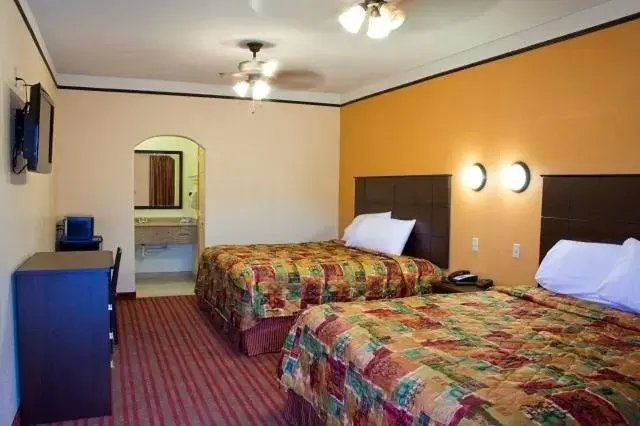 Photo of the whole room, Bed in Guest Inn San Benito/Harlingen