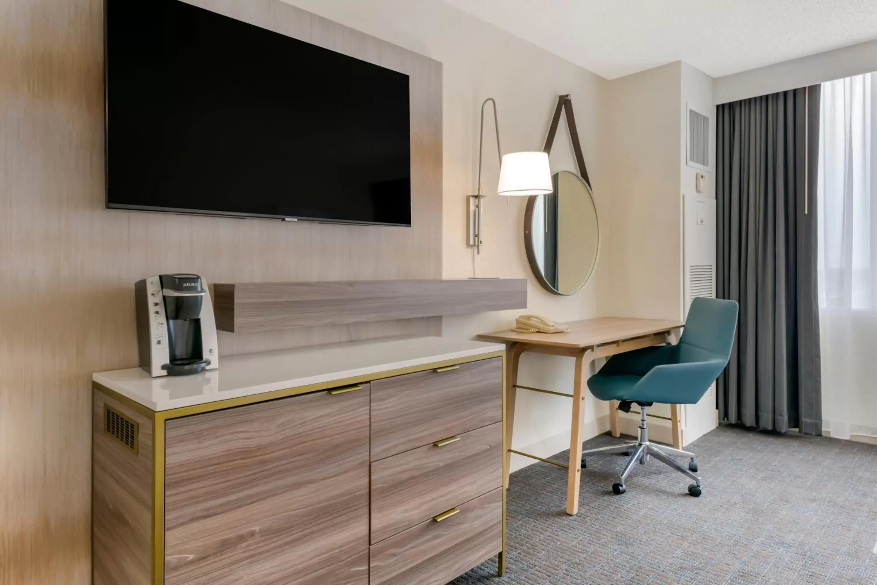 Bedroom, TV/Entertainment Center in Holiday Inn Palm Beach-Airport Conf Ctr, an IHG Hotel
