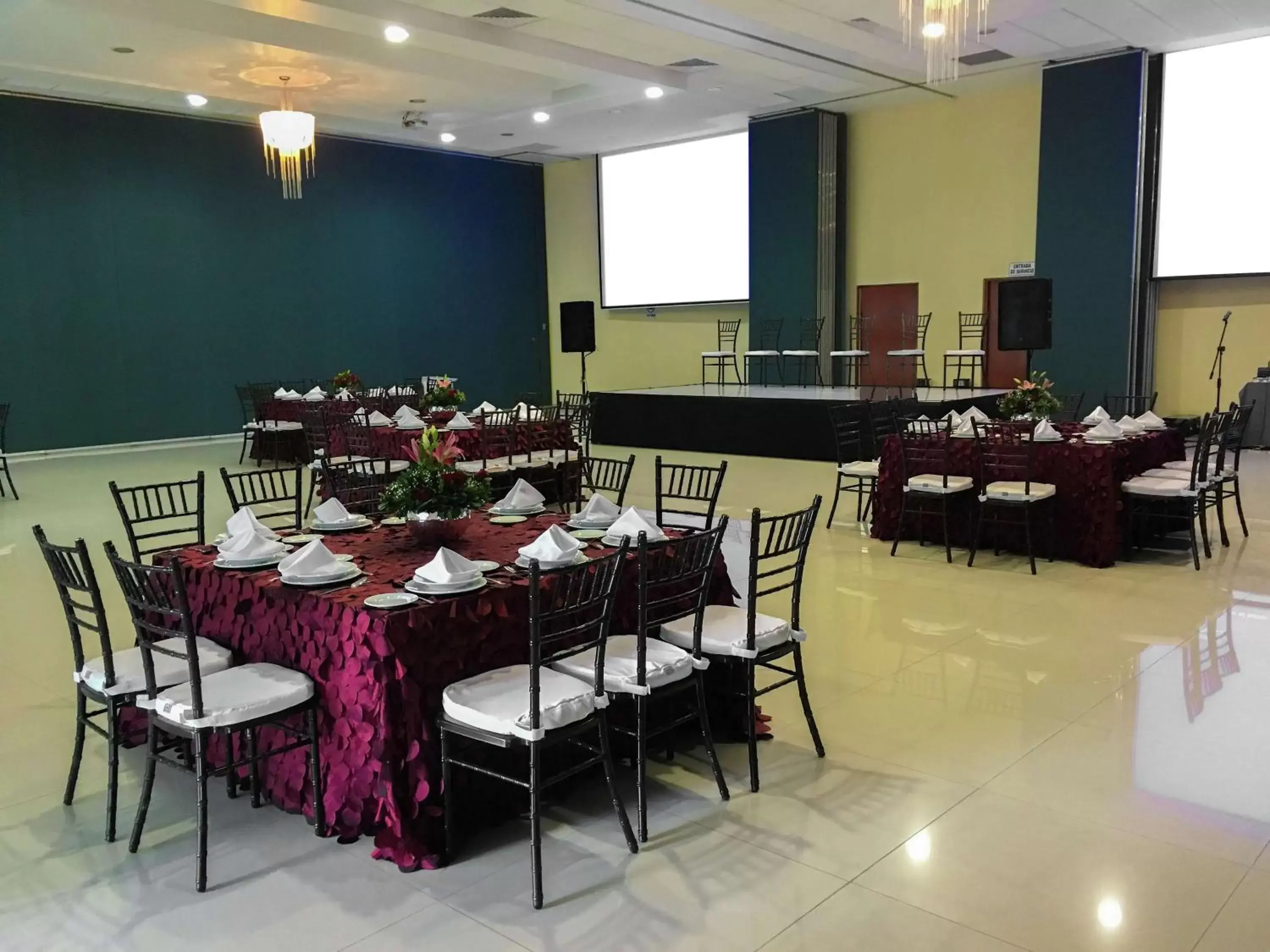 Meeting/conference room, Restaurant/Places to Eat in Hampton Inn & Suites by Hilton Aguascalientes Aeropuerto