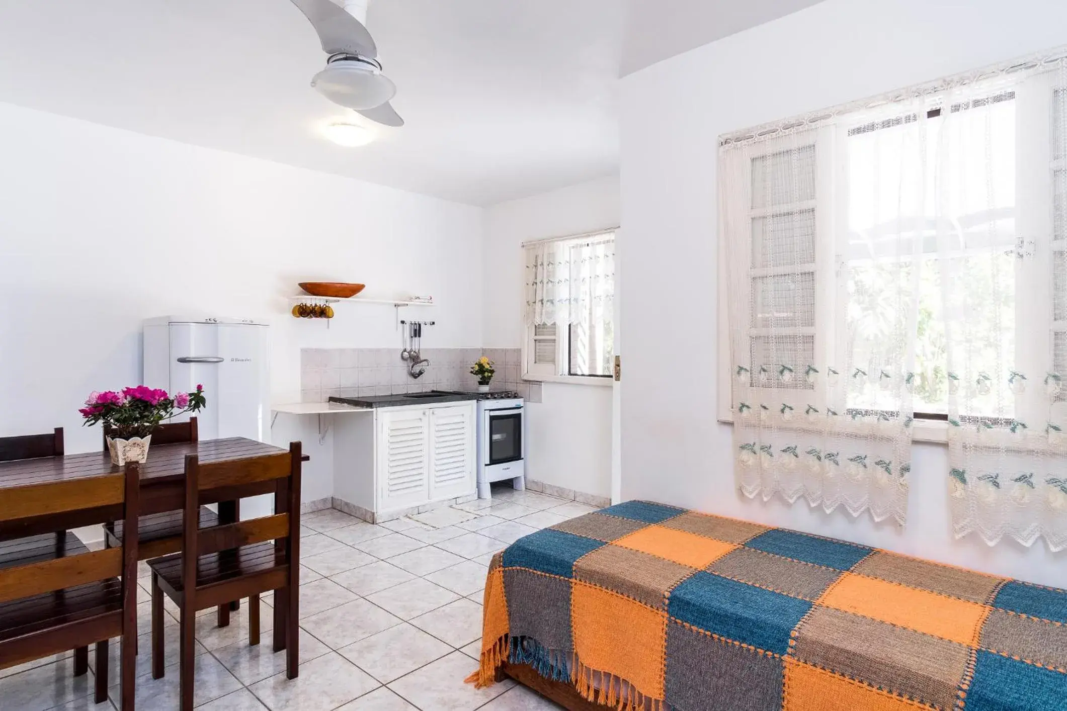 Kitchen or kitchenette, Dining Area in Pousada Sanremo Inn