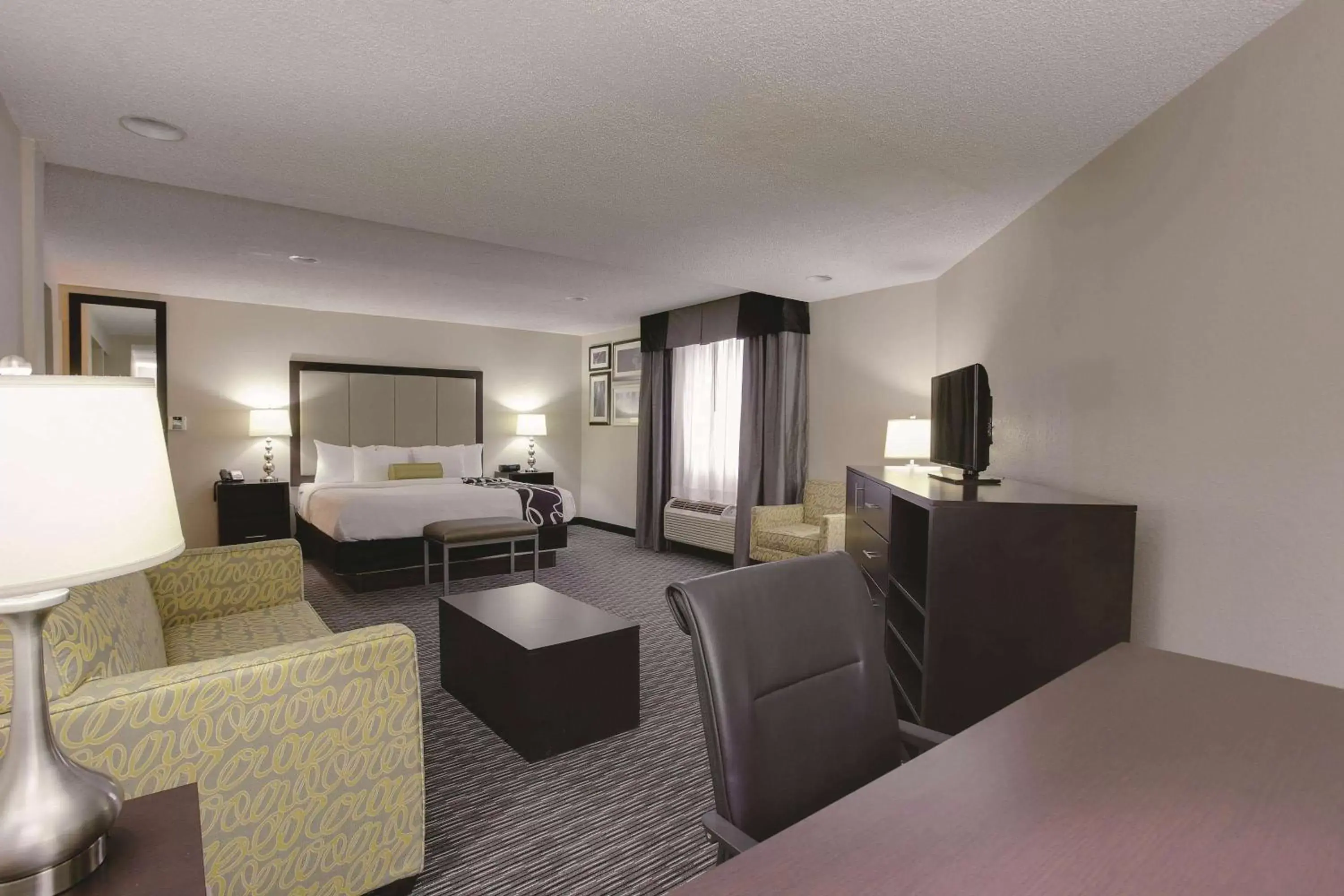 Photo of the whole room, Seating Area in La Quinta by Wyndham Detroit Metro Airport