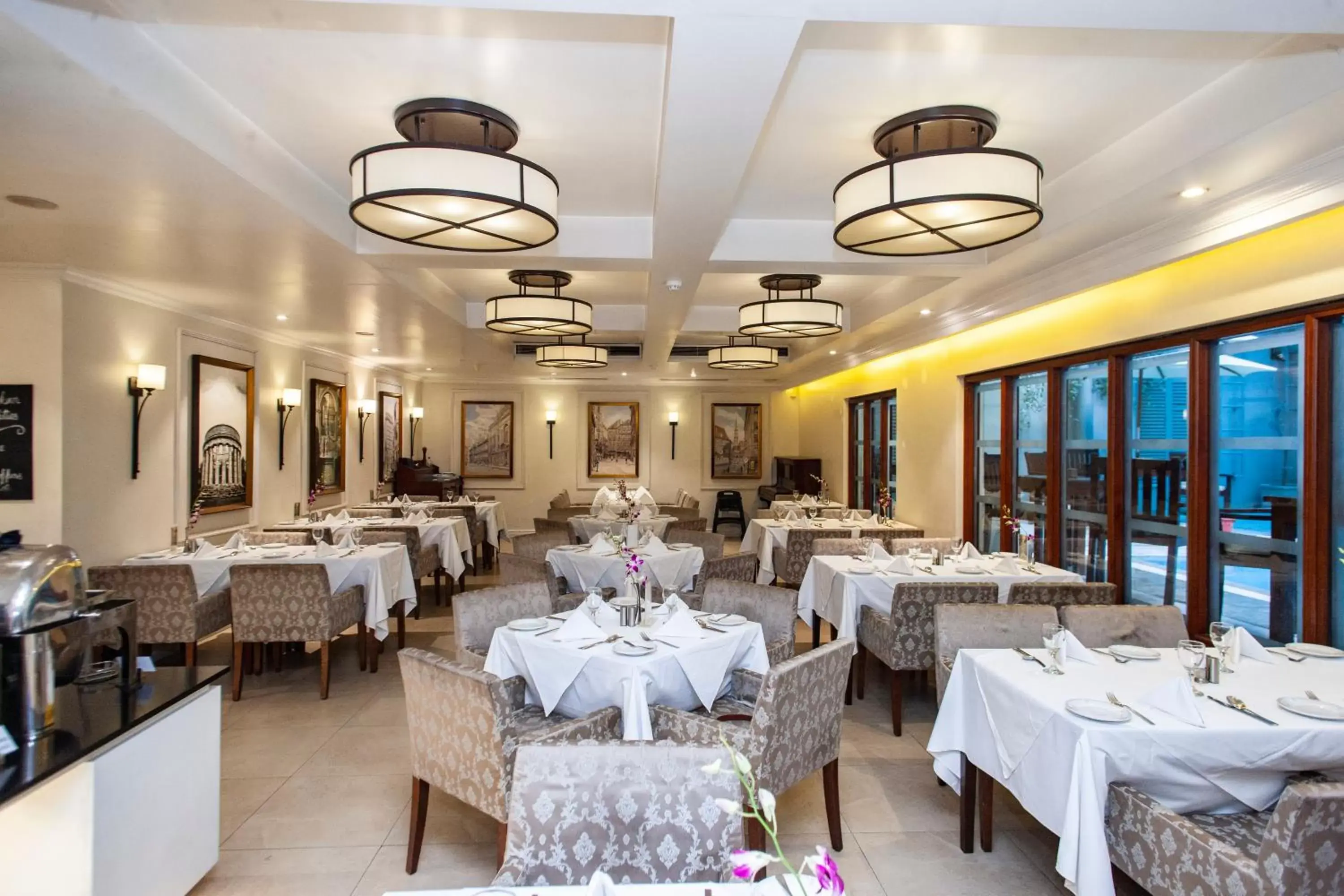 Restaurant/Places to Eat in Royal Park Residence Hotel