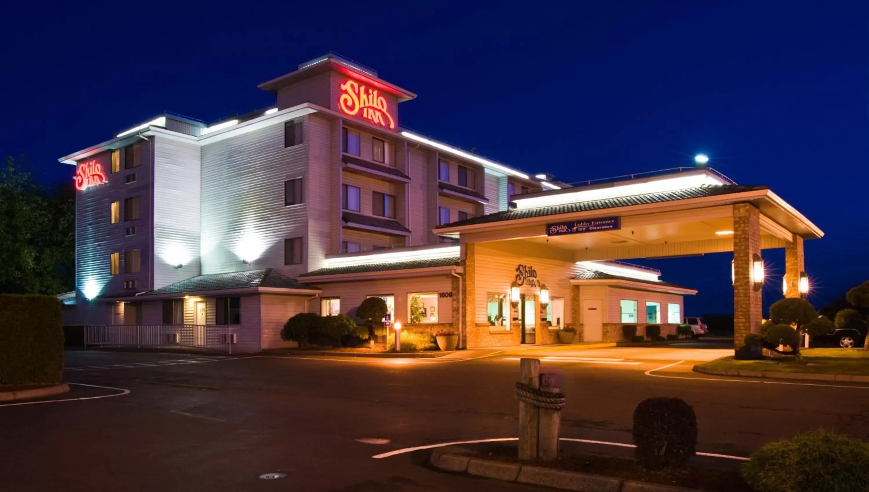 Facade/entrance, Property Building in Shilo Inn Suites Warrenton