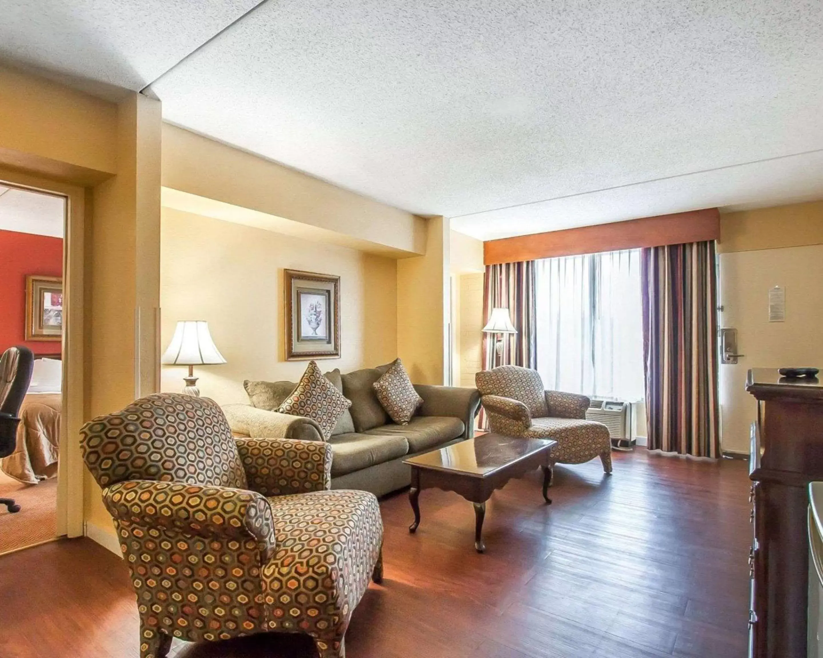 Photo of the whole room, Seating Area in Clarion Inn & Suites University Center