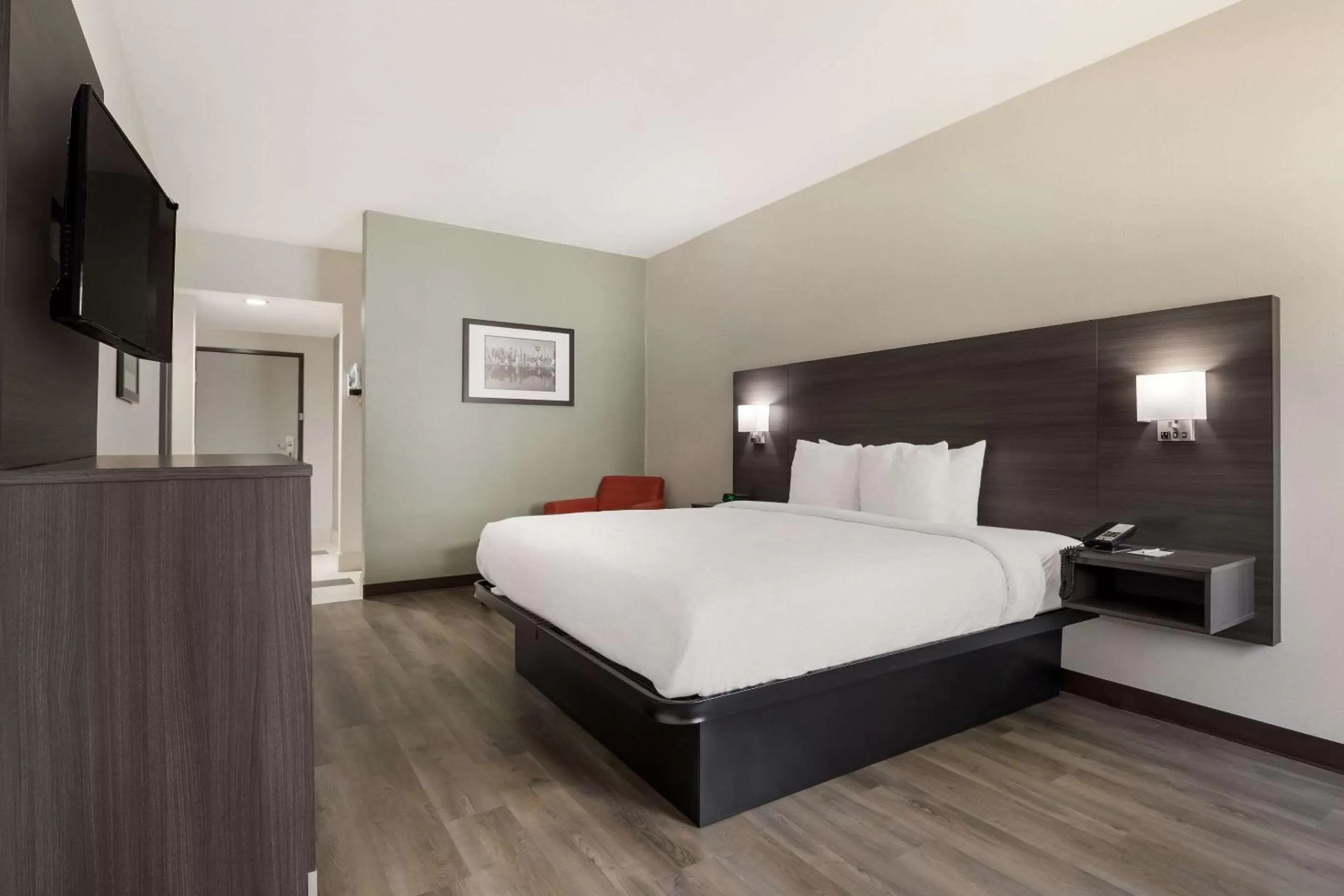 Bedroom, Bed in Quality Suites Tulsa I-44