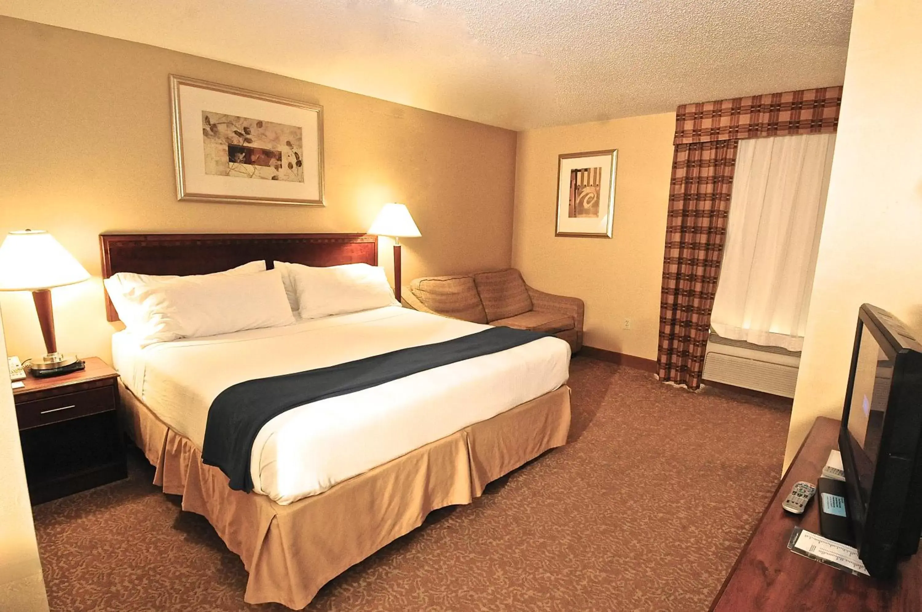 Bedroom, Bed in Holiday Inn Express Hotel & Suites Fenton/I-44, an IHG Hotel