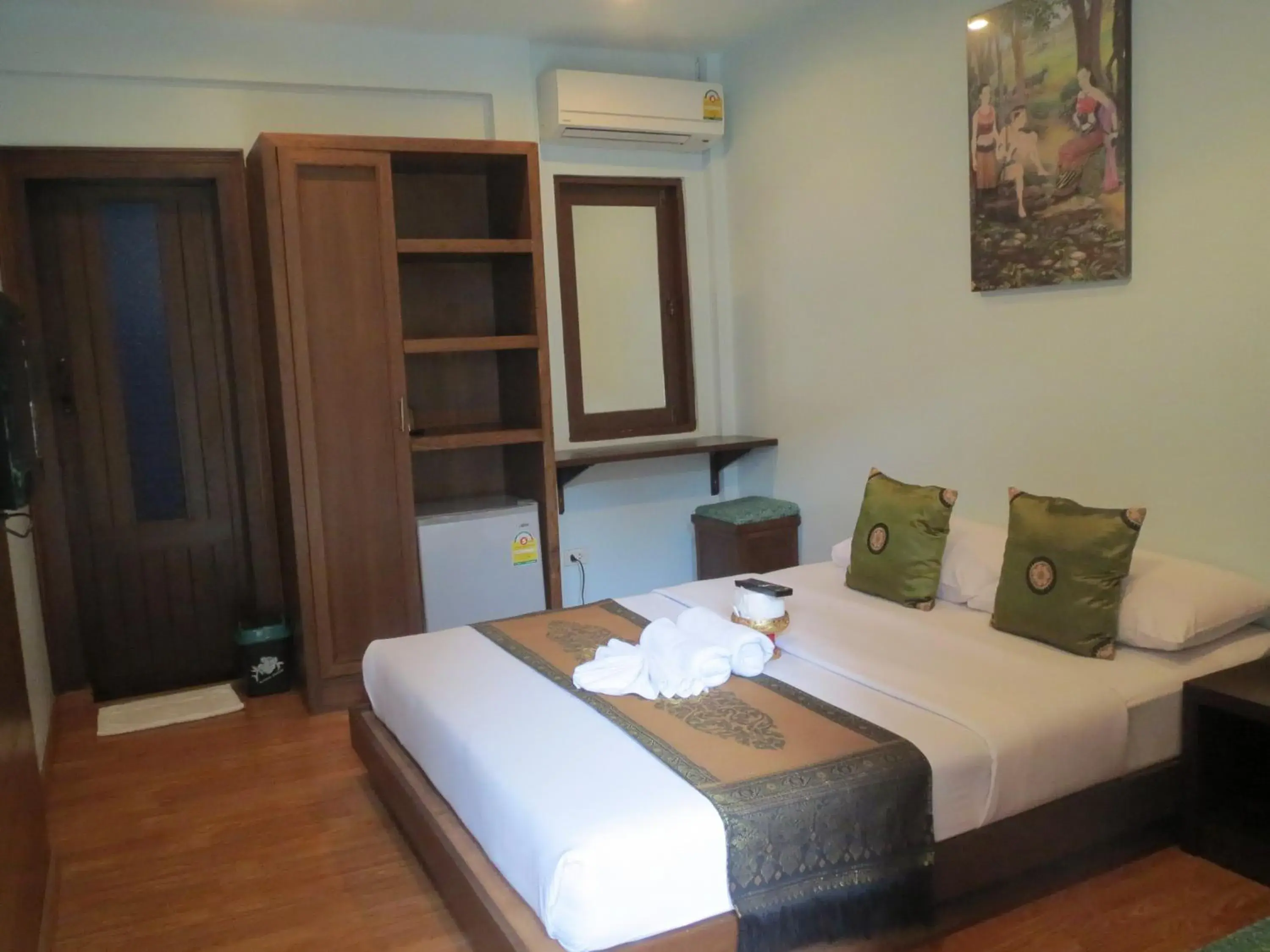 Photo of the whole room, Bed in Baanlek Home Stay