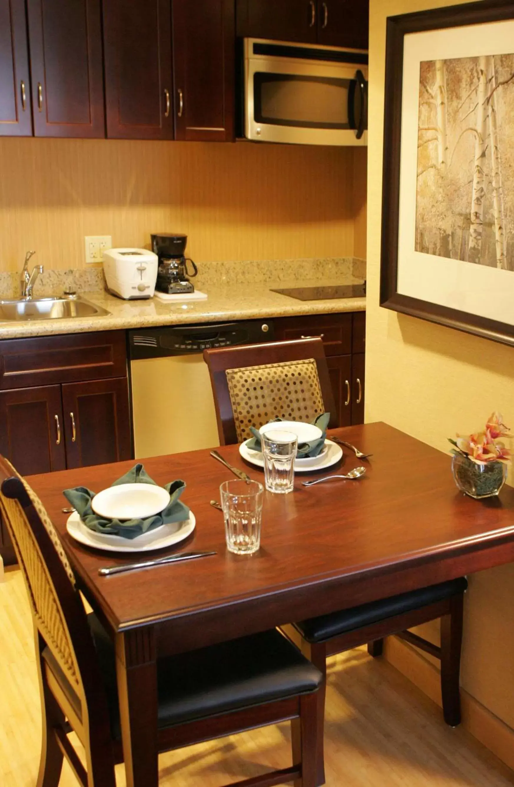 Kitchen or kitchenette, Dining Area in Homewood Suites by Hilton Toronto Airport Corporate Centre