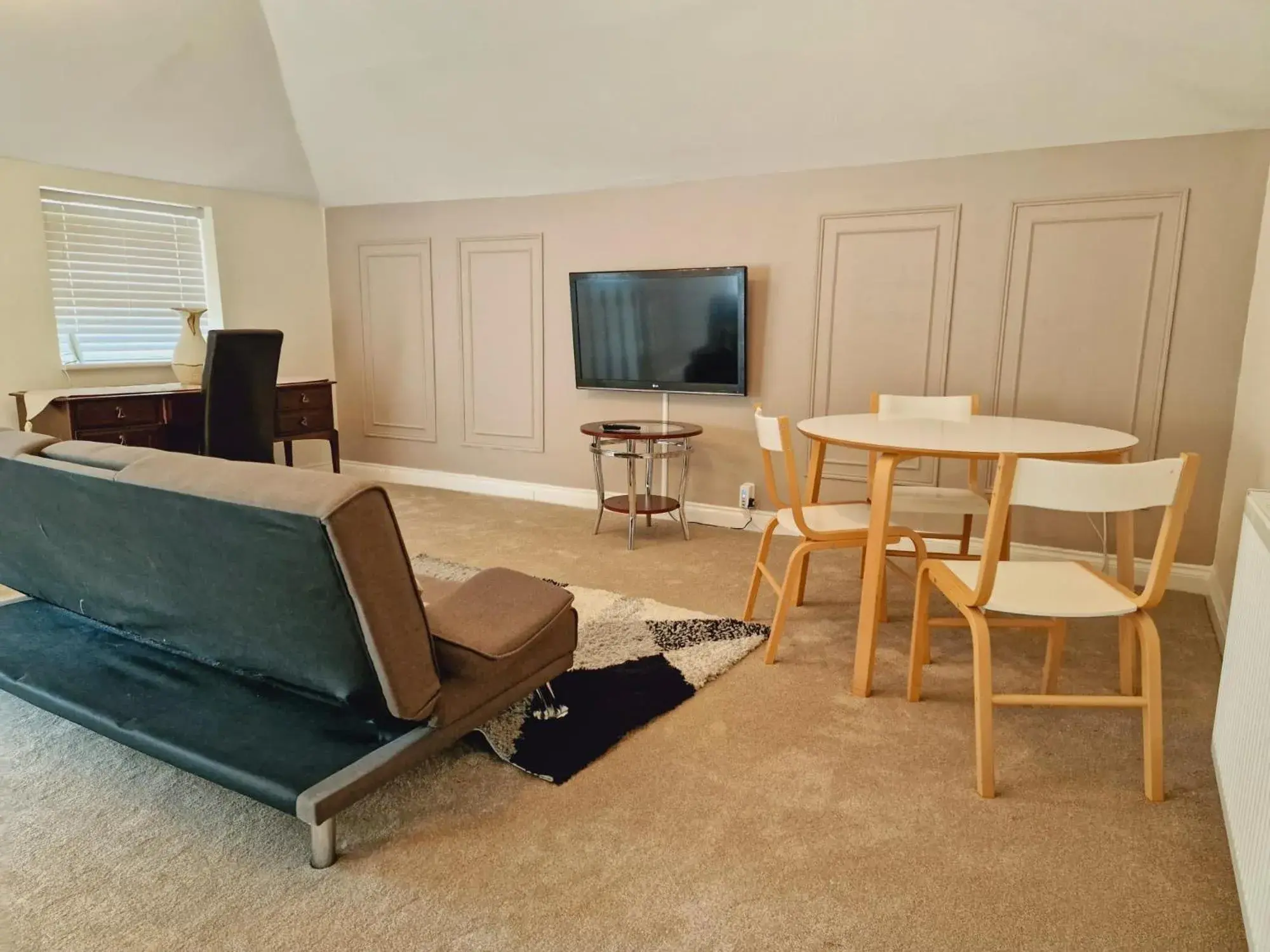 Living room, Seating Area in Wentworth House - Free Parking