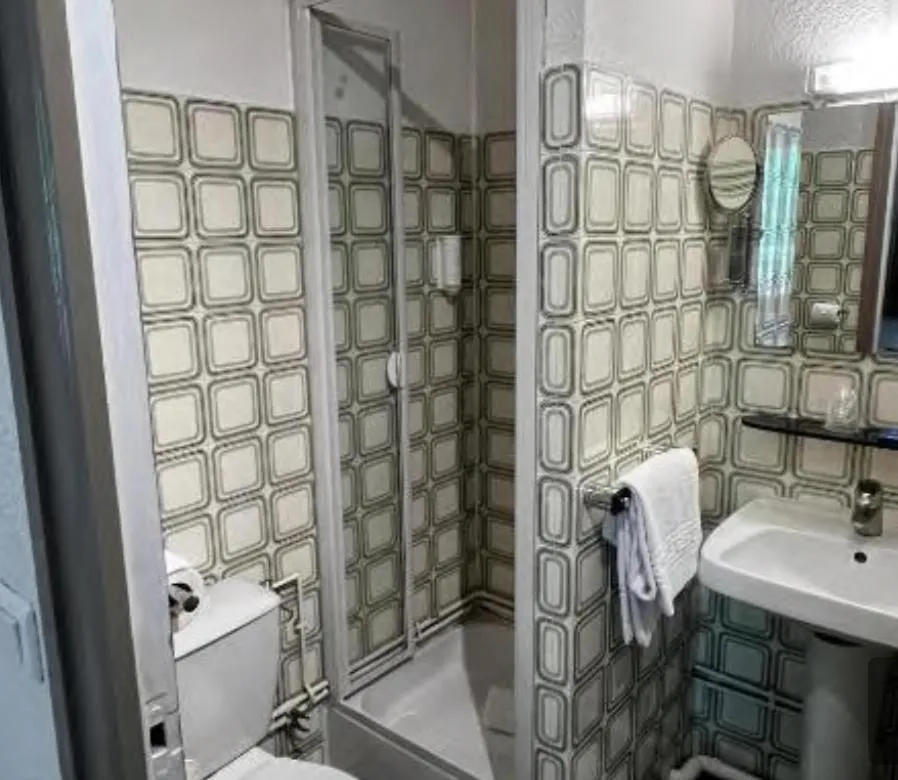 Bathroom in Brit Hotel du Commerce Bergerac