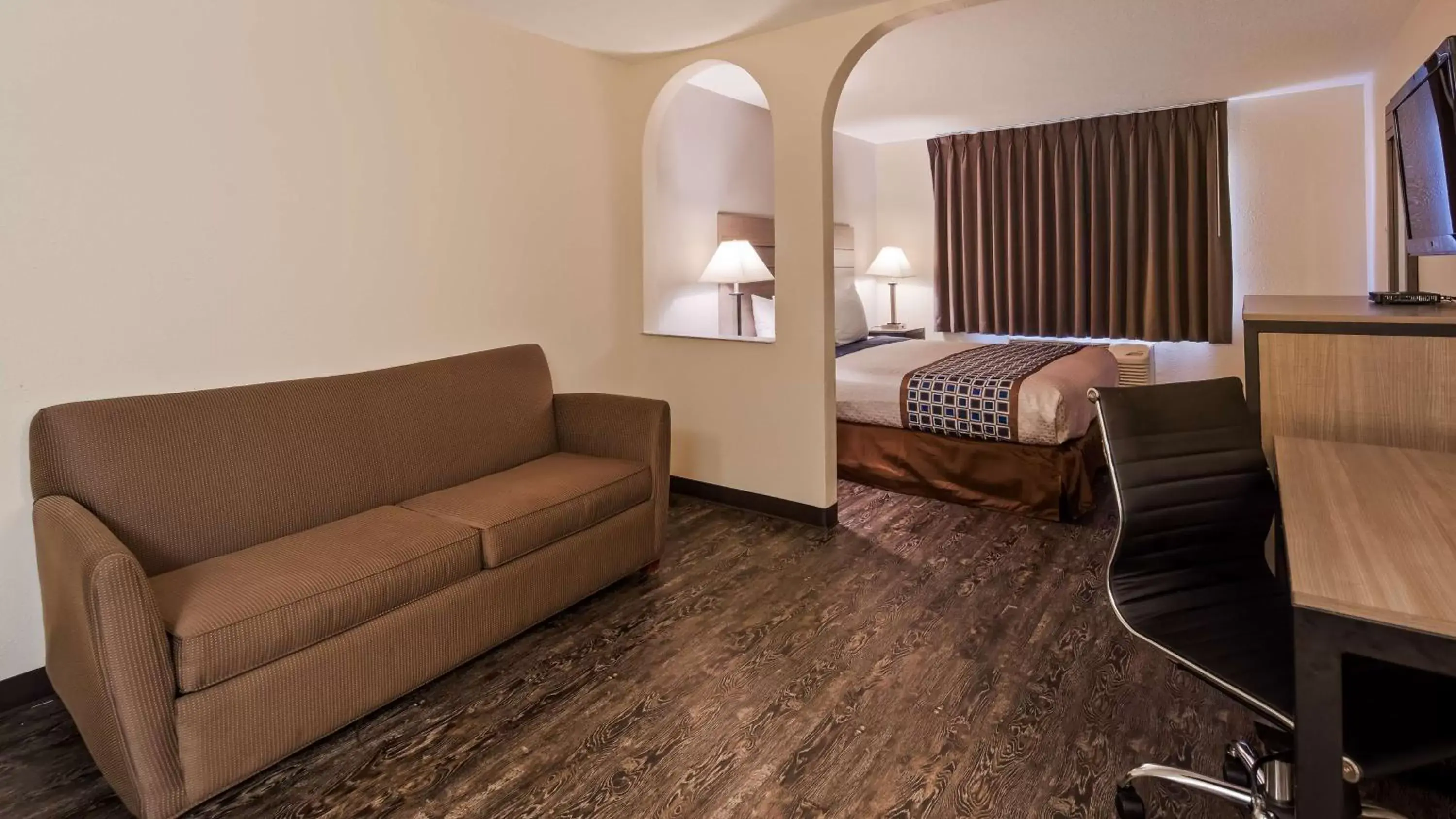 Bedroom in SureStay Hotel by Best Western Albuquerque Midtown