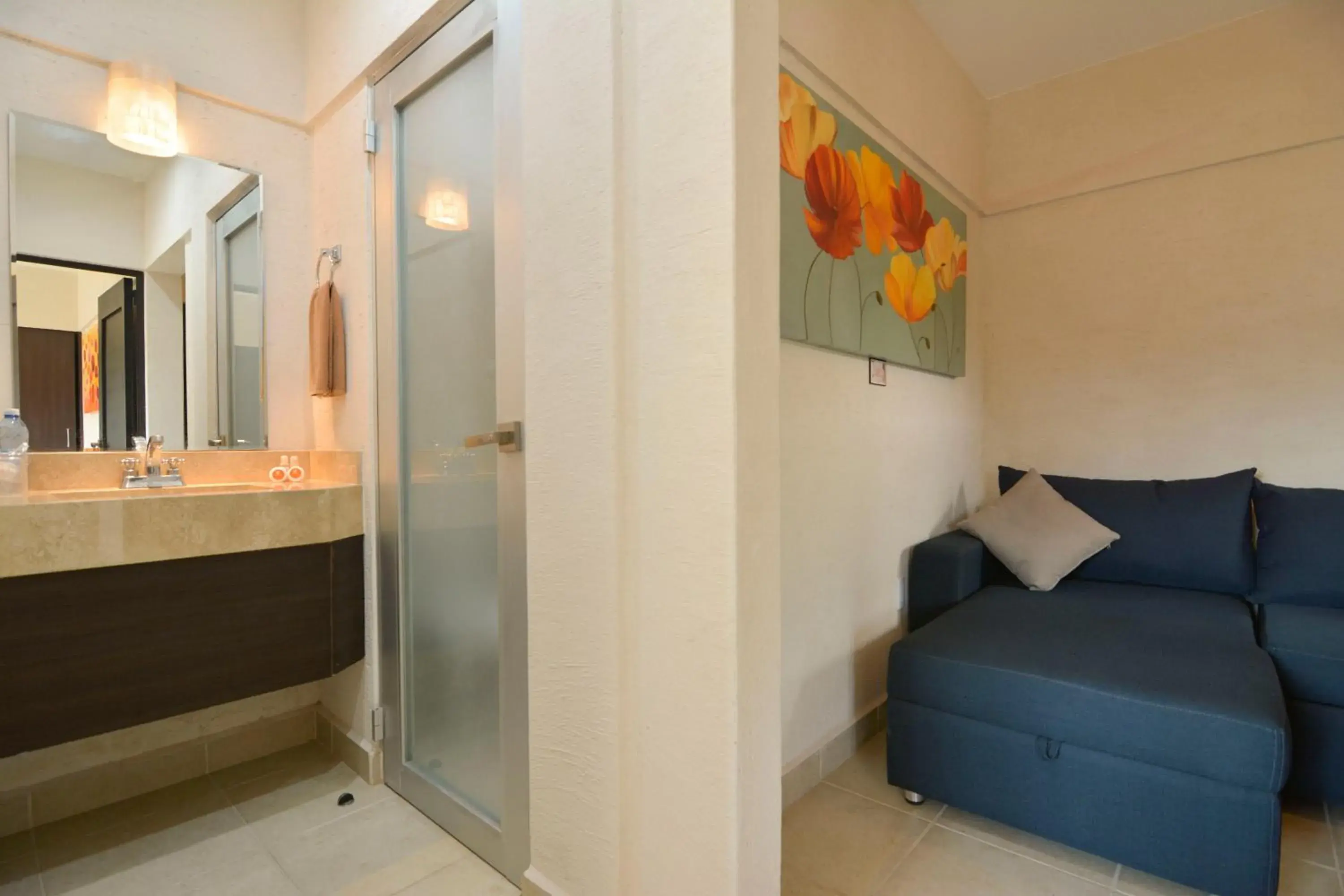 Living room, Bathroom in Hotel Coral Cuernavaca Resort & Spa