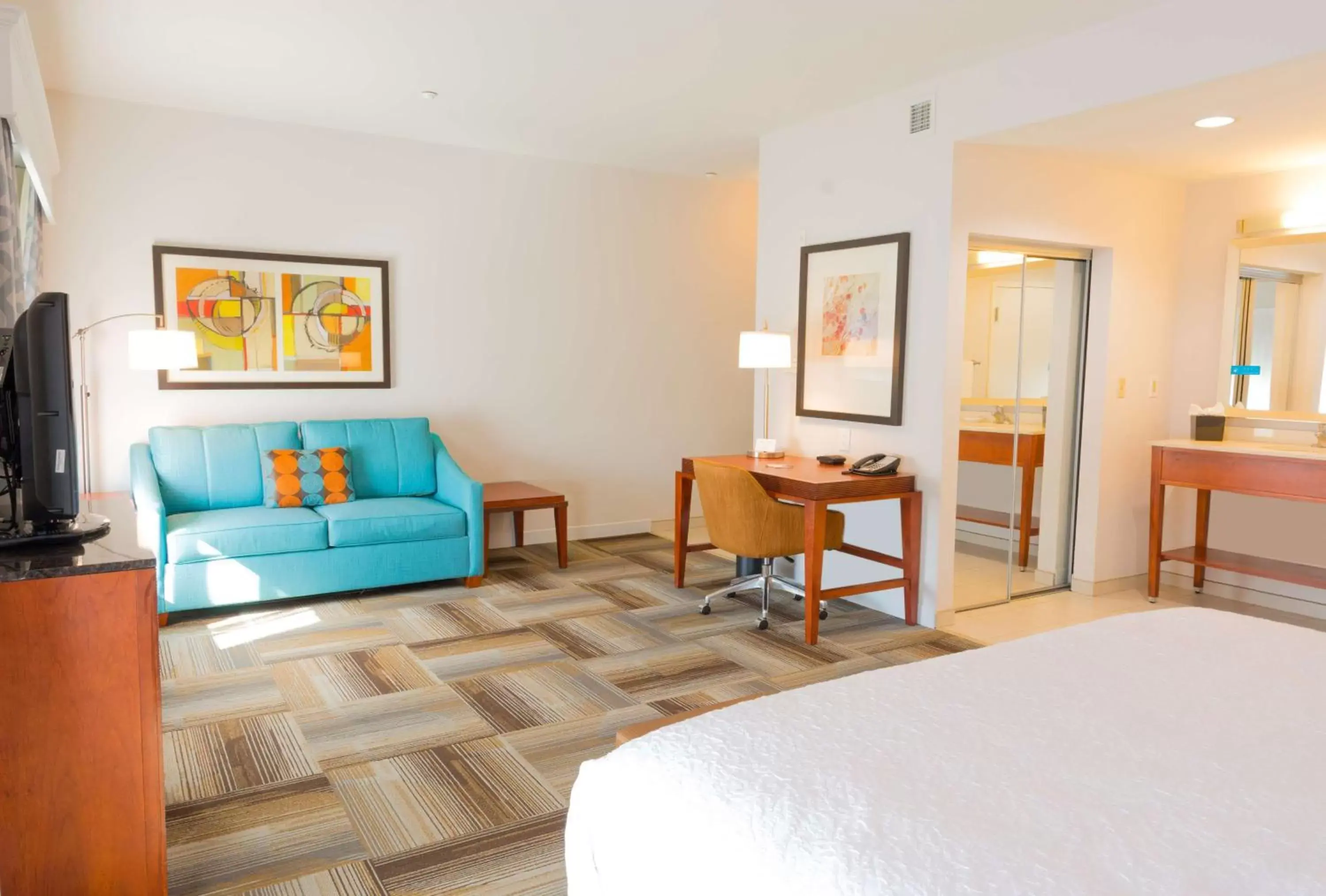 Bed, Seating Area in Hampton Inn & Suites Riverside/Corona East