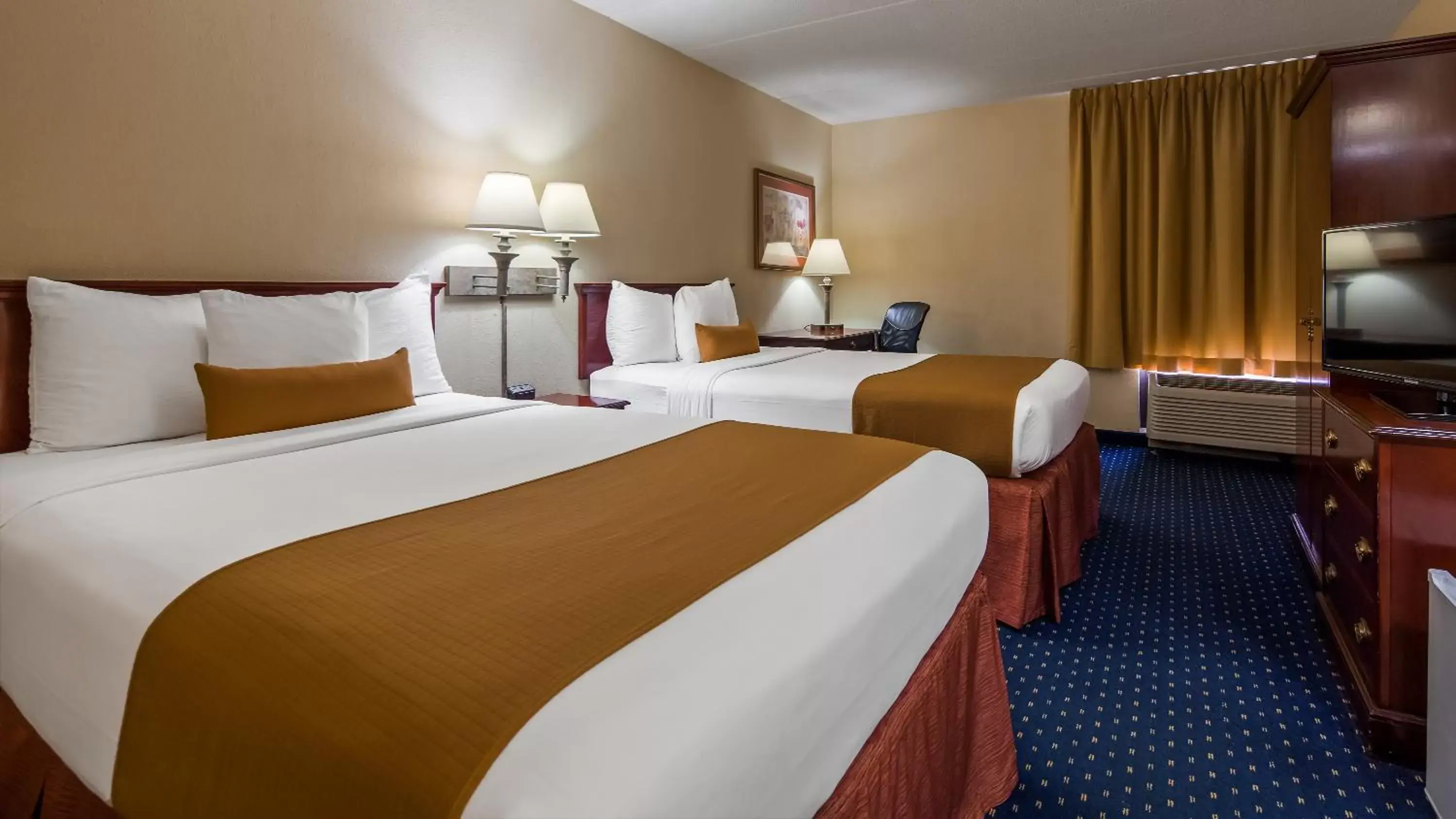 Bedroom, Bed in SureStay Plus Hotel by Best Western Chicago Lombard