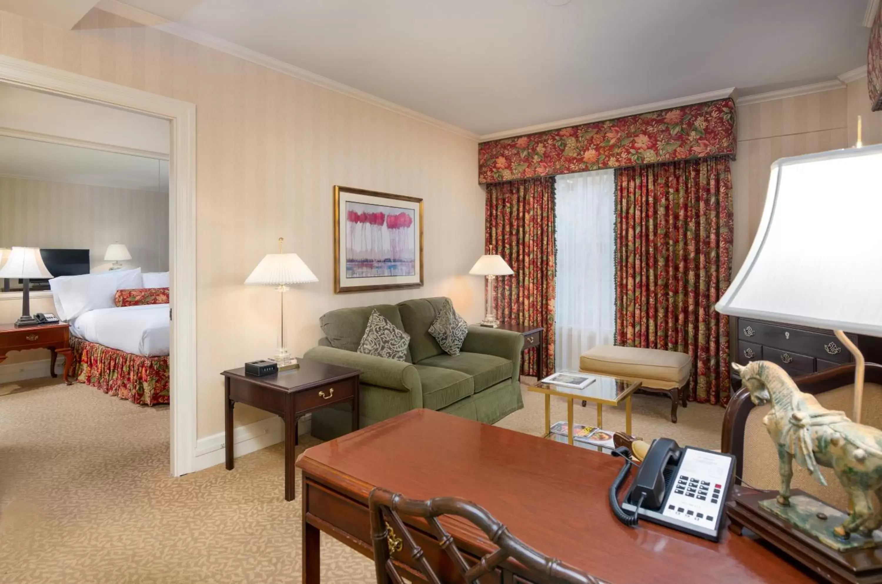 Living room, Seating Area in Mayflower Park Hotel