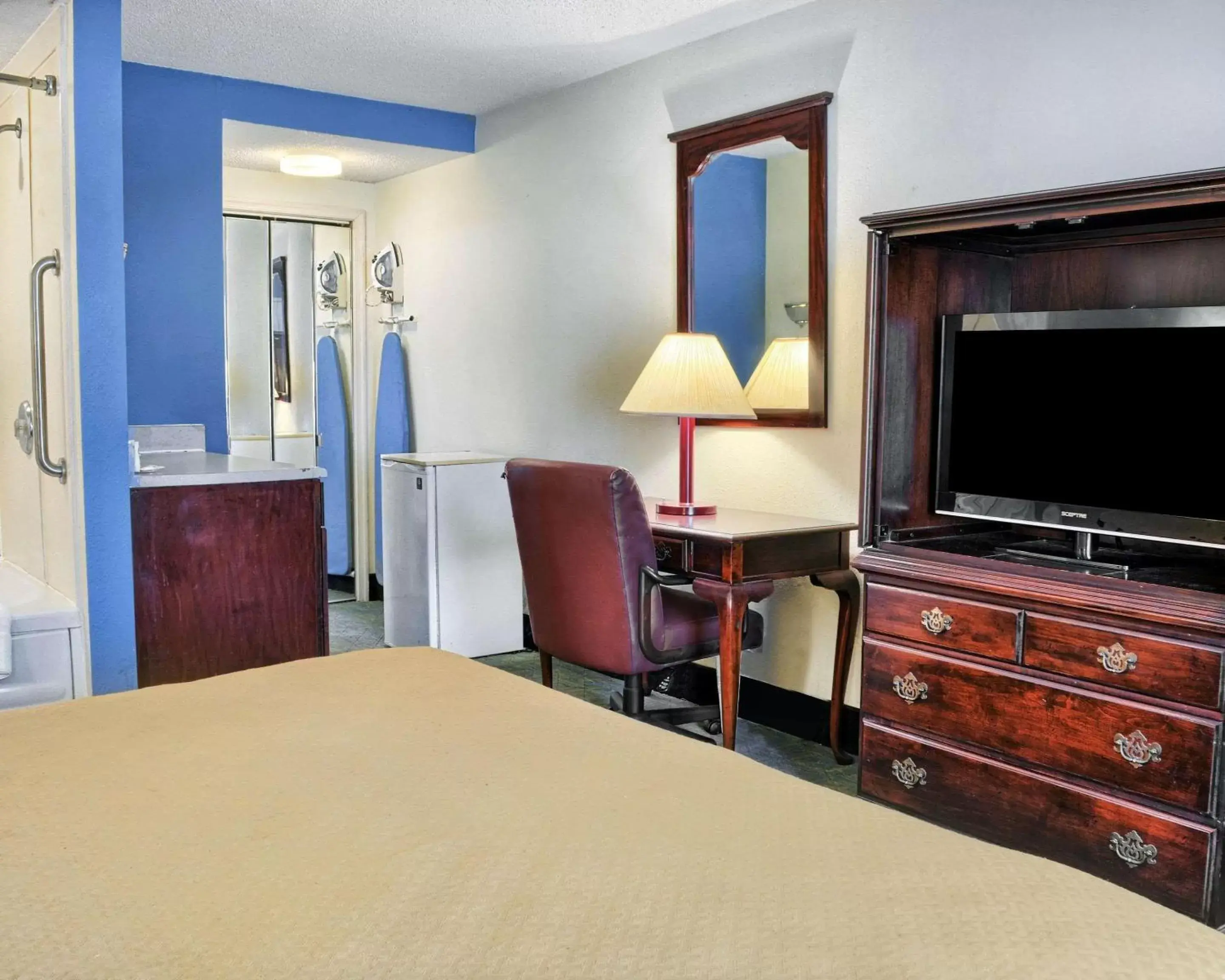 Photo of the whole room, TV/Entertainment Center in Quality Inn Thornburg