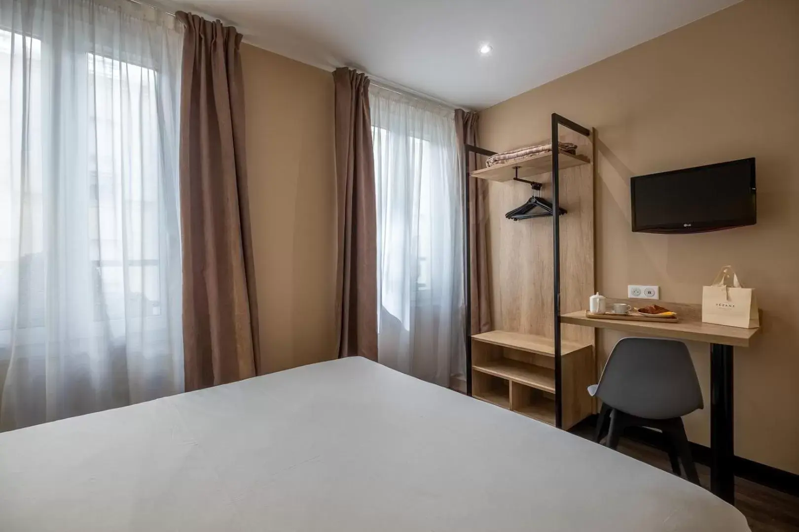 Bedroom, TV/Entertainment Center in Hotel Lilas Blanc