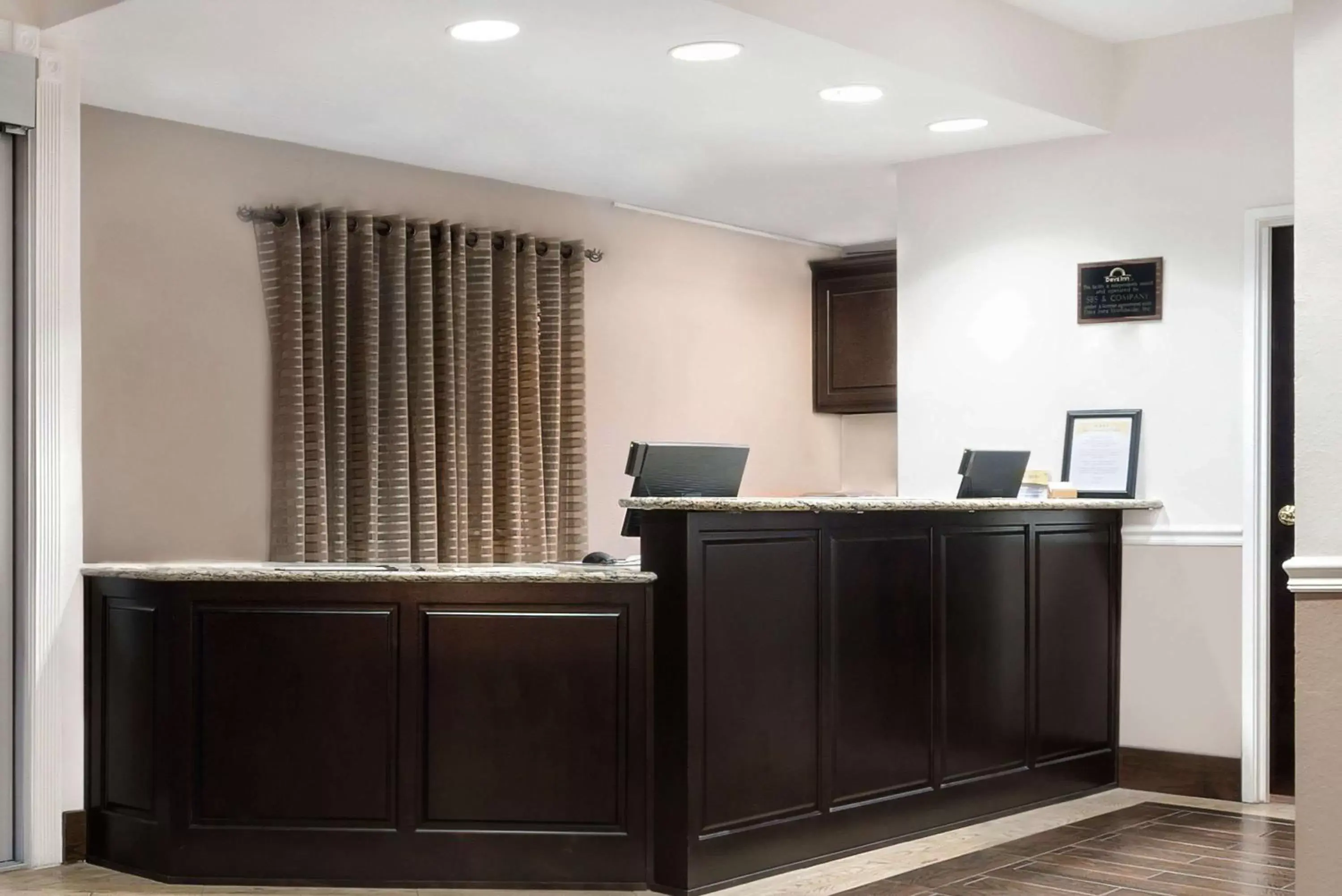 Lobby or reception, TV/Entertainment Center in Days Inn & Suites by Wyndham Dallas