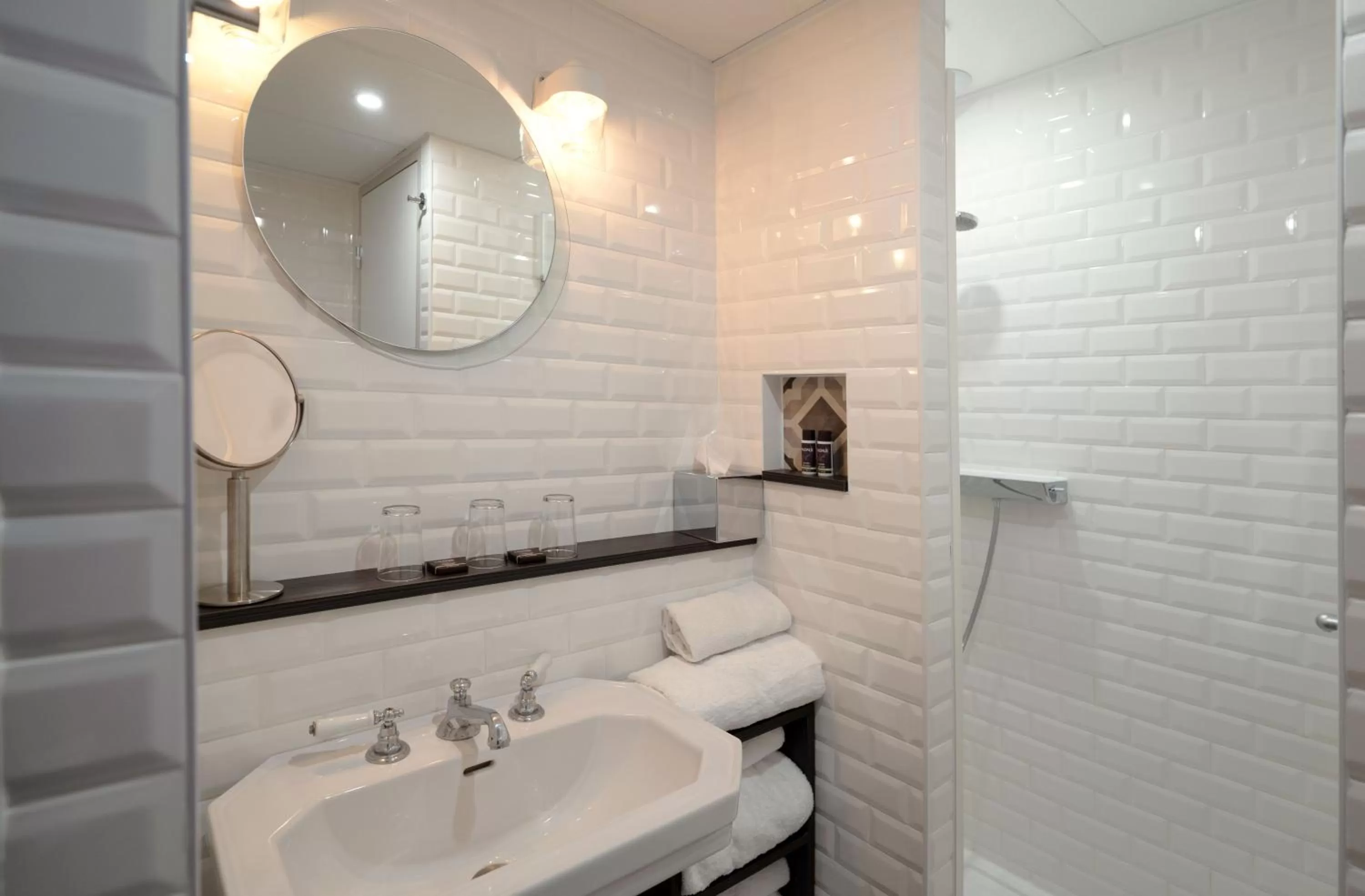 Shower in Hotel Litteraire Marcel Ayme, BW Premier Collection