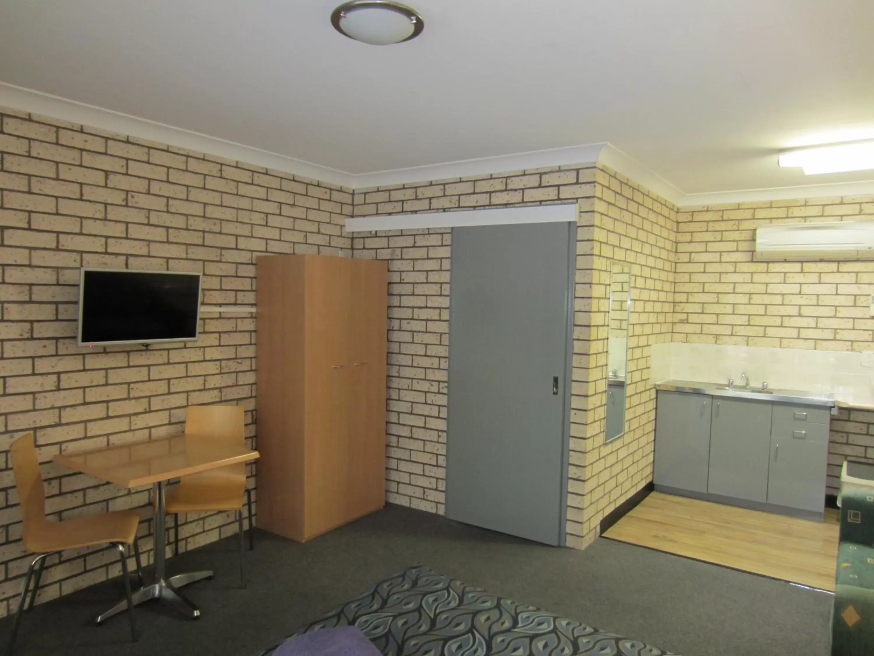 TV and multimedia, TV/Entertainment Center in Cowra Crest Motel