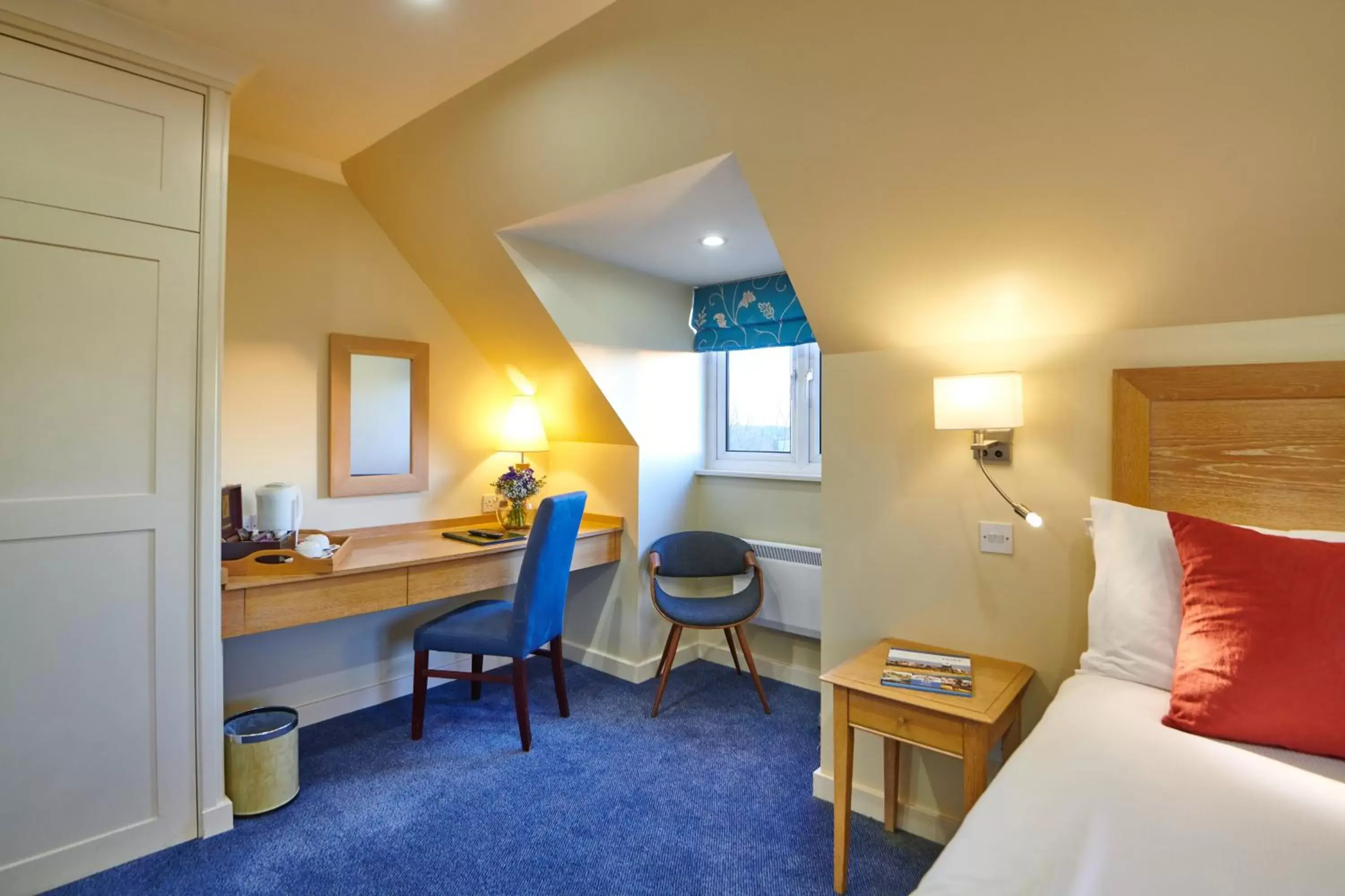 Photo of the whole room, Bed in County Hotel Photo of the whole room, Bed in County Hotel