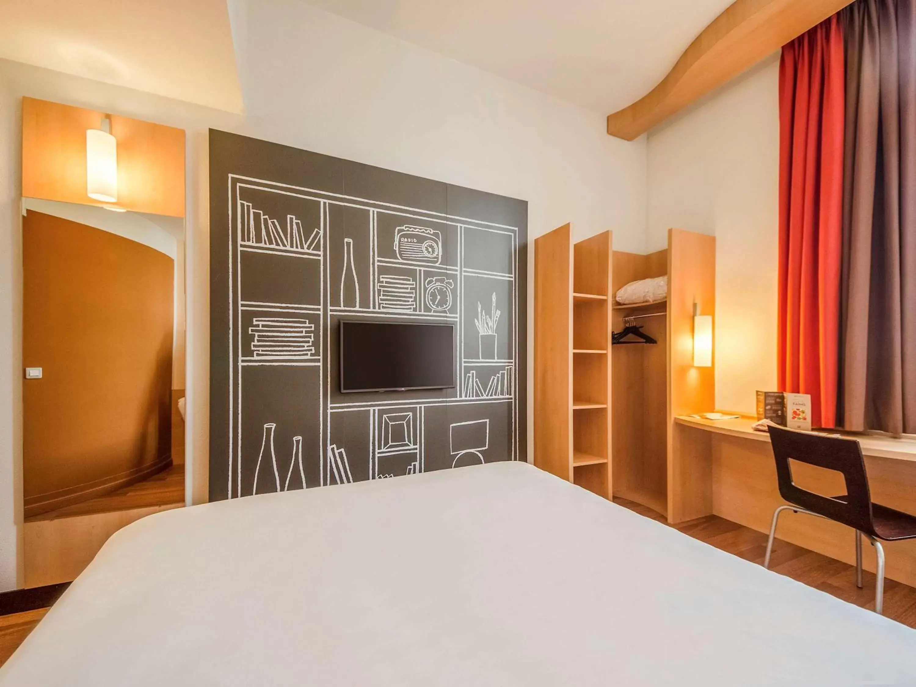 Photo of the whole room, TV/Entertainment Center in Ibis Sarlat Centre