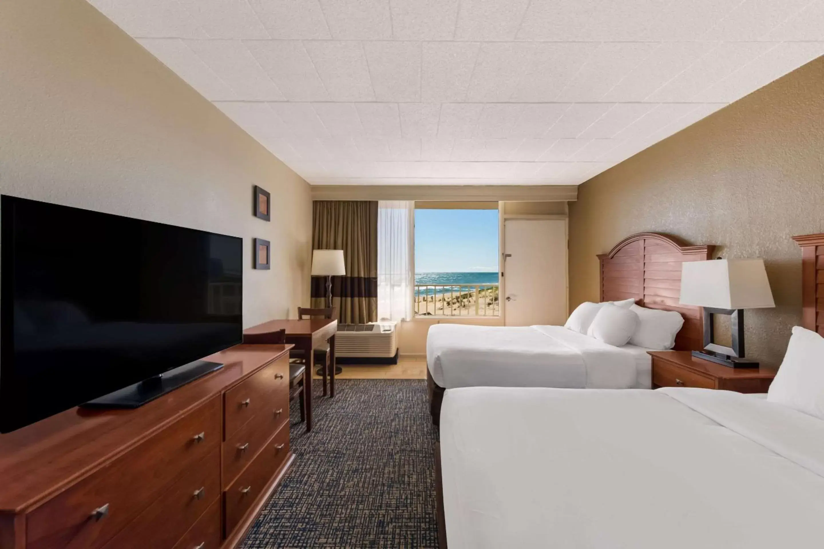 Bedroom, TV/Entertainment Center in Comfort Inn South Oceanfront