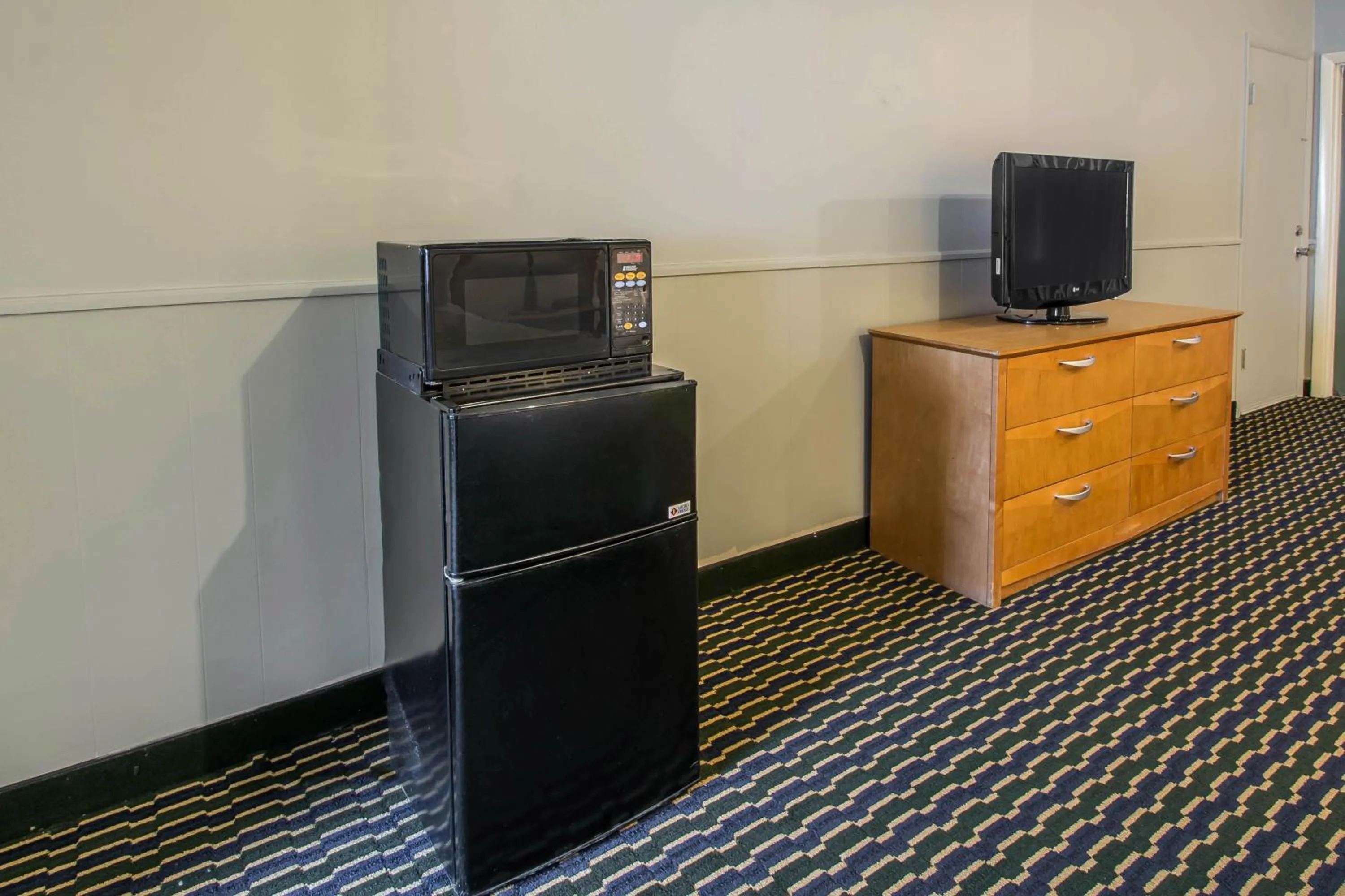 TV and multimedia in Rodeway Inn & Suites Winter Haven Chain of Lakes