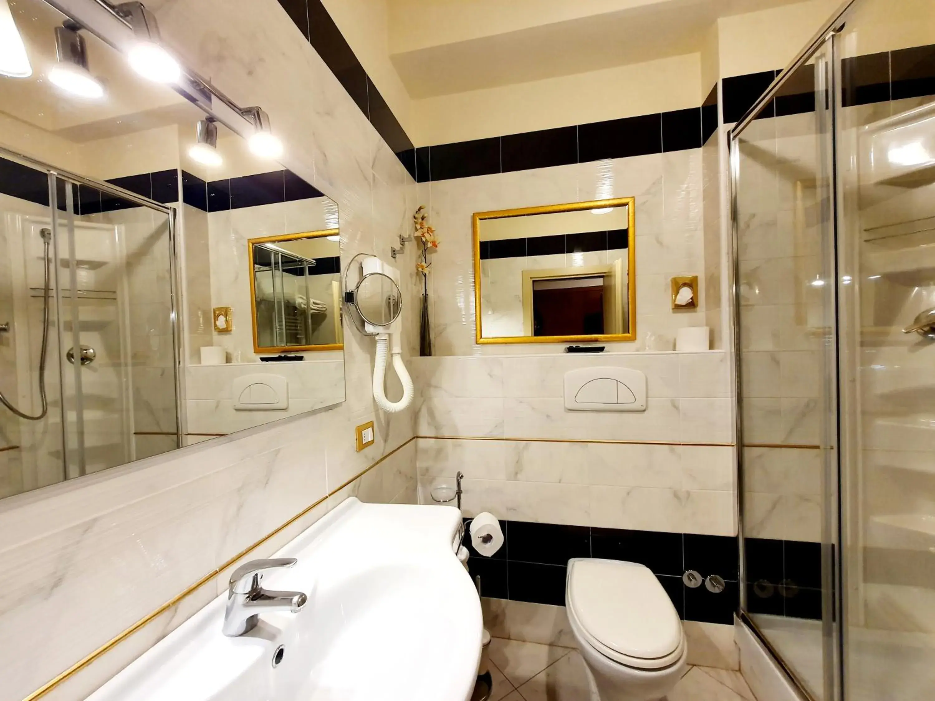 Bathroom in Hotel Continentale