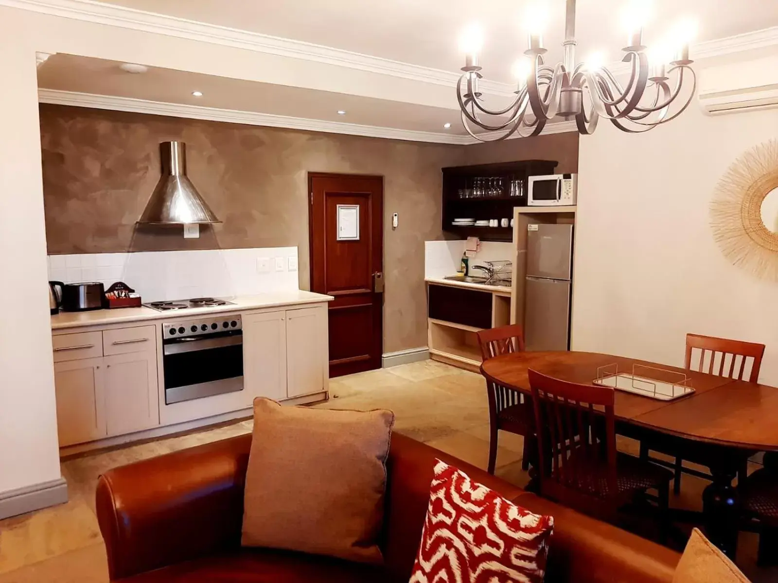 Coffee/tea facilities, Kitchen/Kitchenette in De Zalze Lodge & Residences