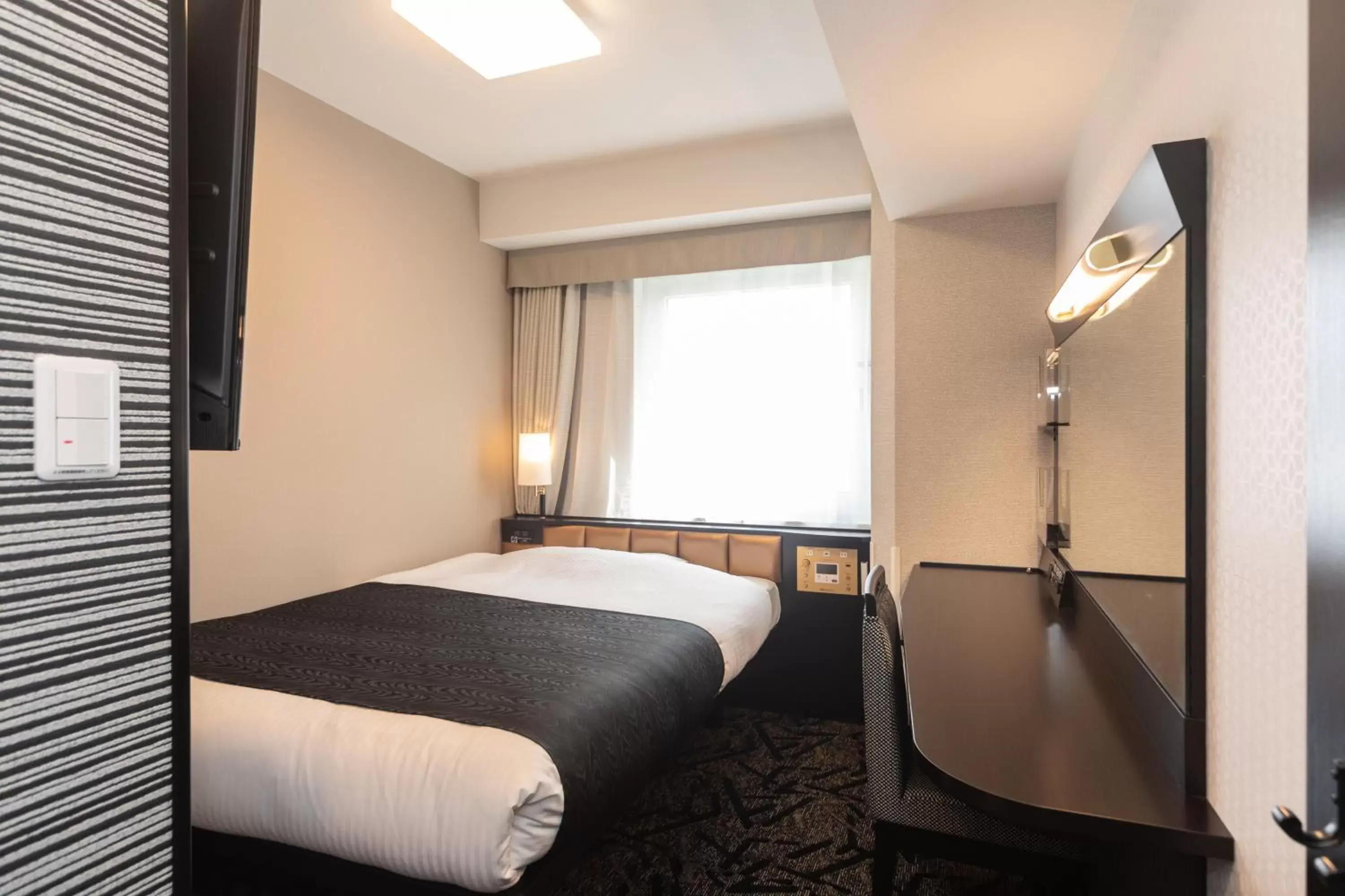 Photo of the whole room, Bed in APA Hotel Namba Shinsaibashi Higashi