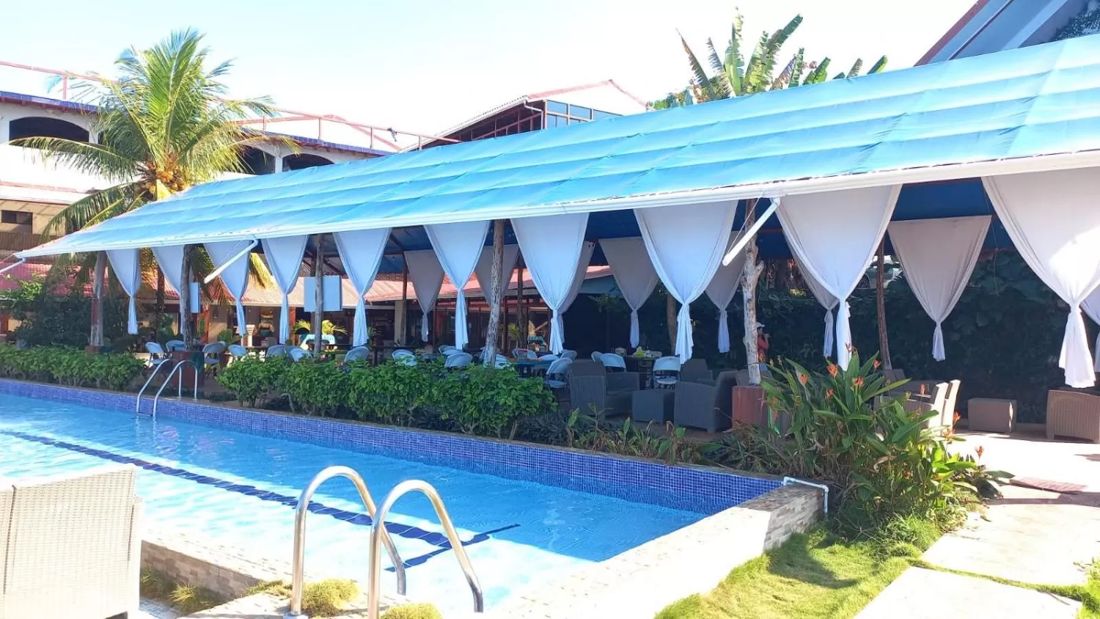 Swimming Pool in Hotel la Cueva Limon