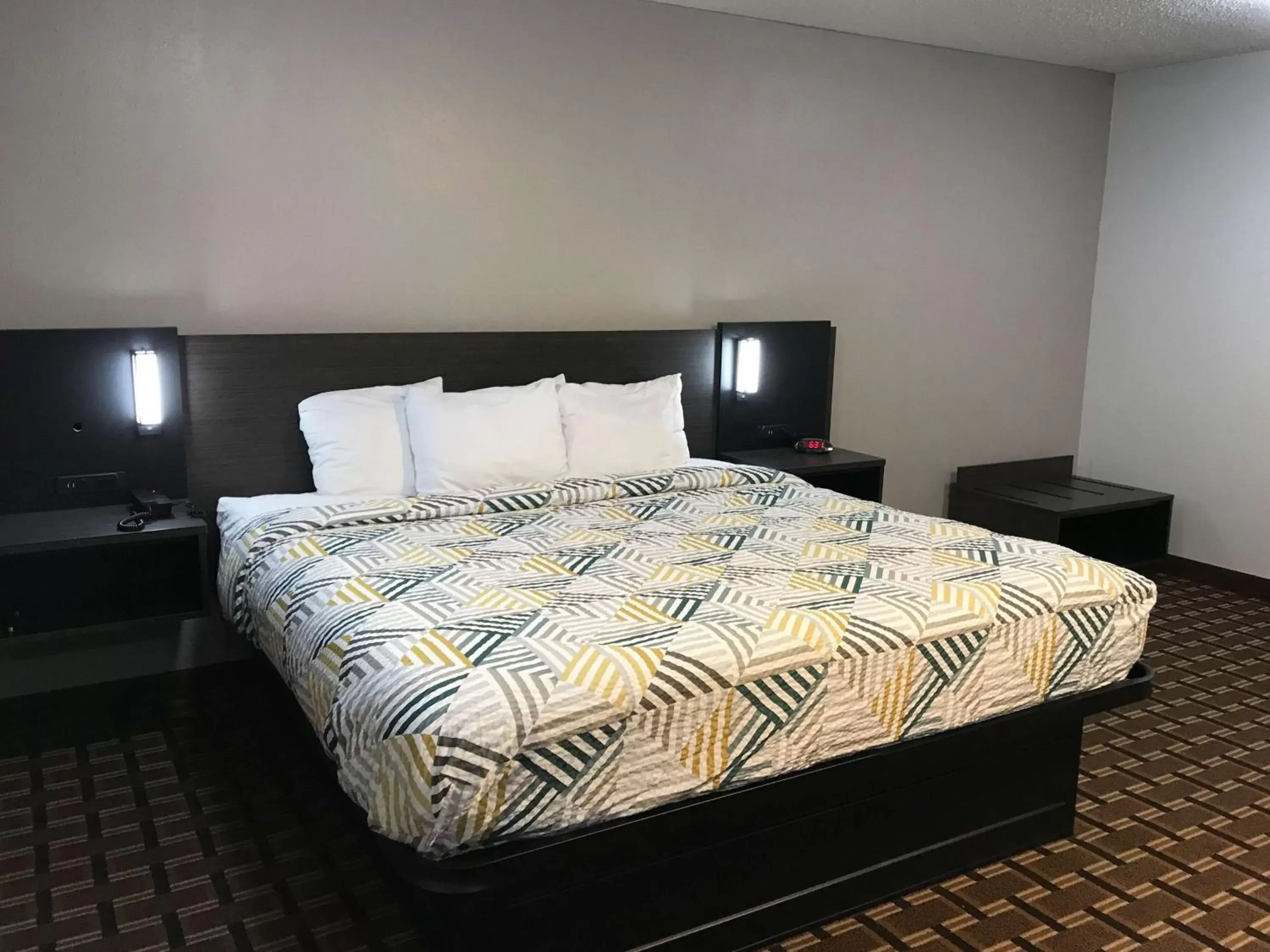 Photo of the whole room, Bed in Studio 6 Suites Tupelo, MS Photo of the whole room, Bed in Studio 6 Suites Tupelo, MS