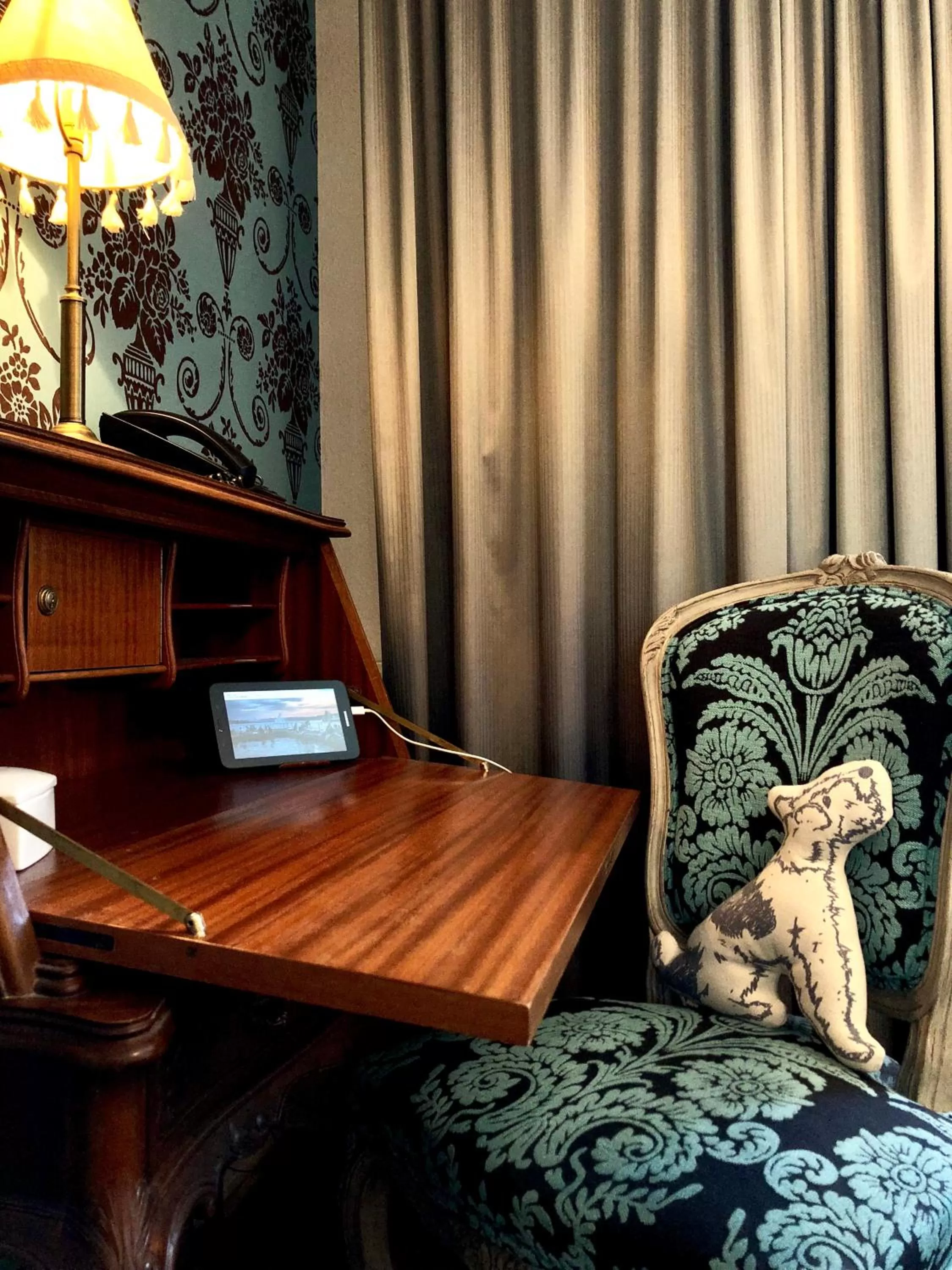 TV and multimedia in Townhouse Boutique Hotel