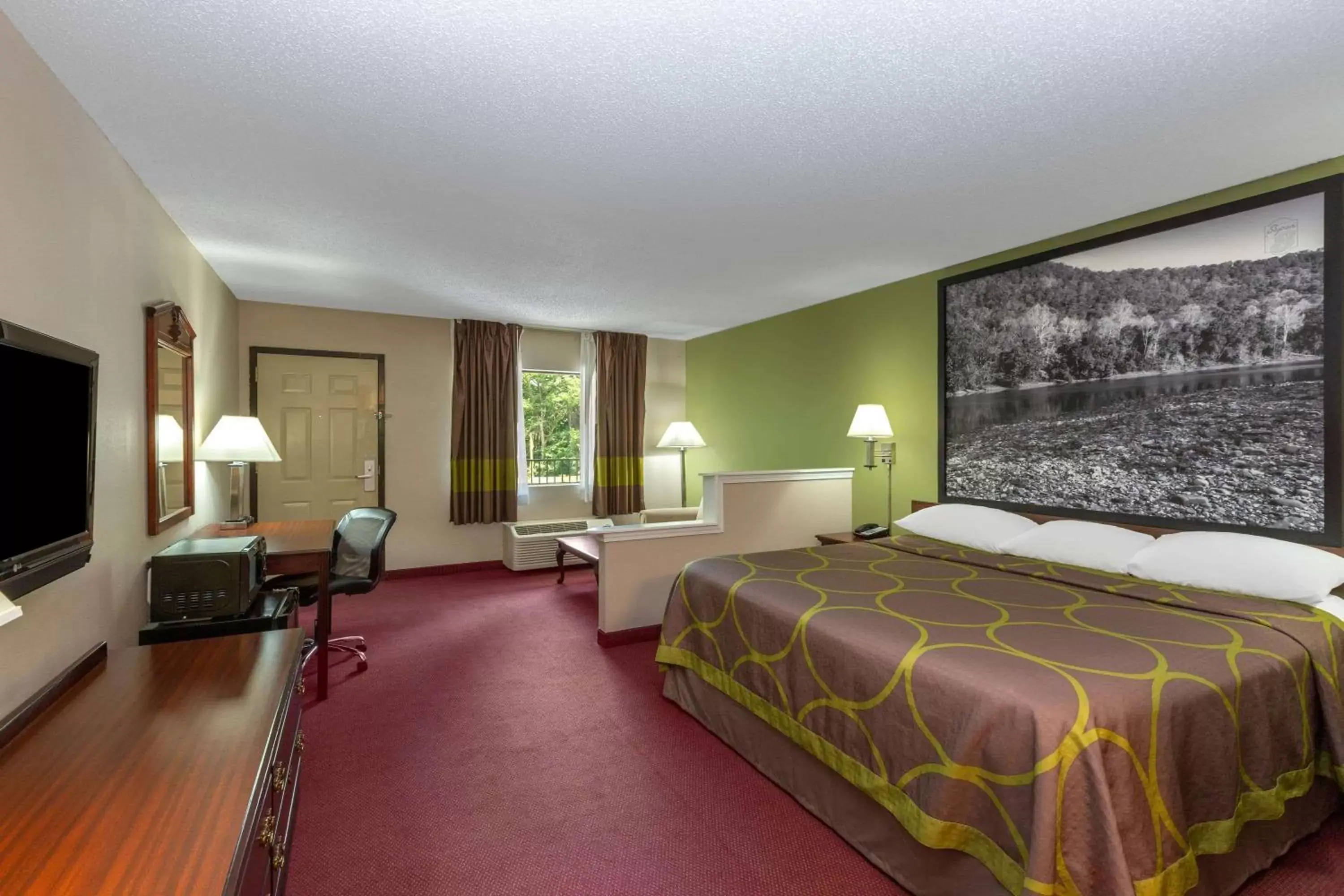 Photo of the whole room, Bed in Super 8 by Wyndham Eureka Springs