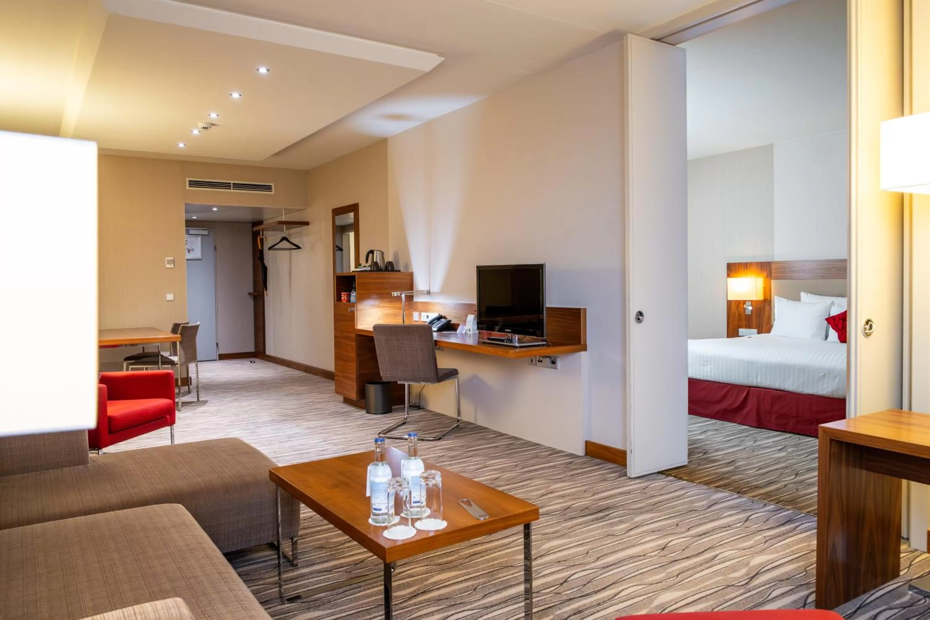 Living room, Bed in Mövenpick Hotel Geneva