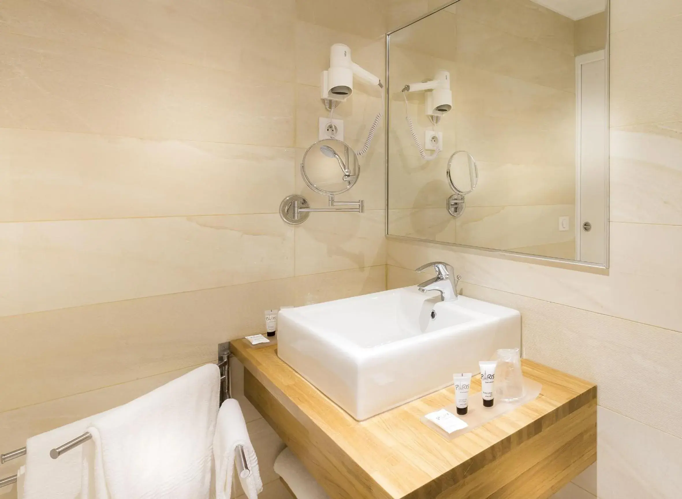 Bathroom in Hotel International Paris