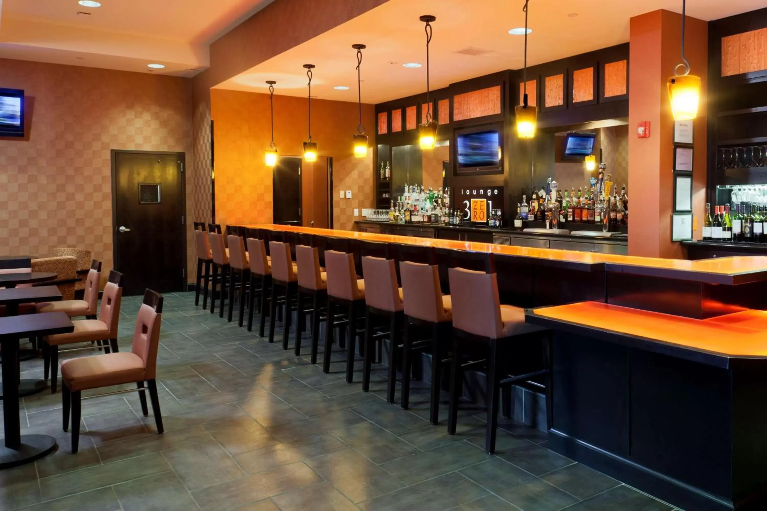 Lounge or bar, Lounge/Bar in DoubleTree Suites by Hilton Bentonville
